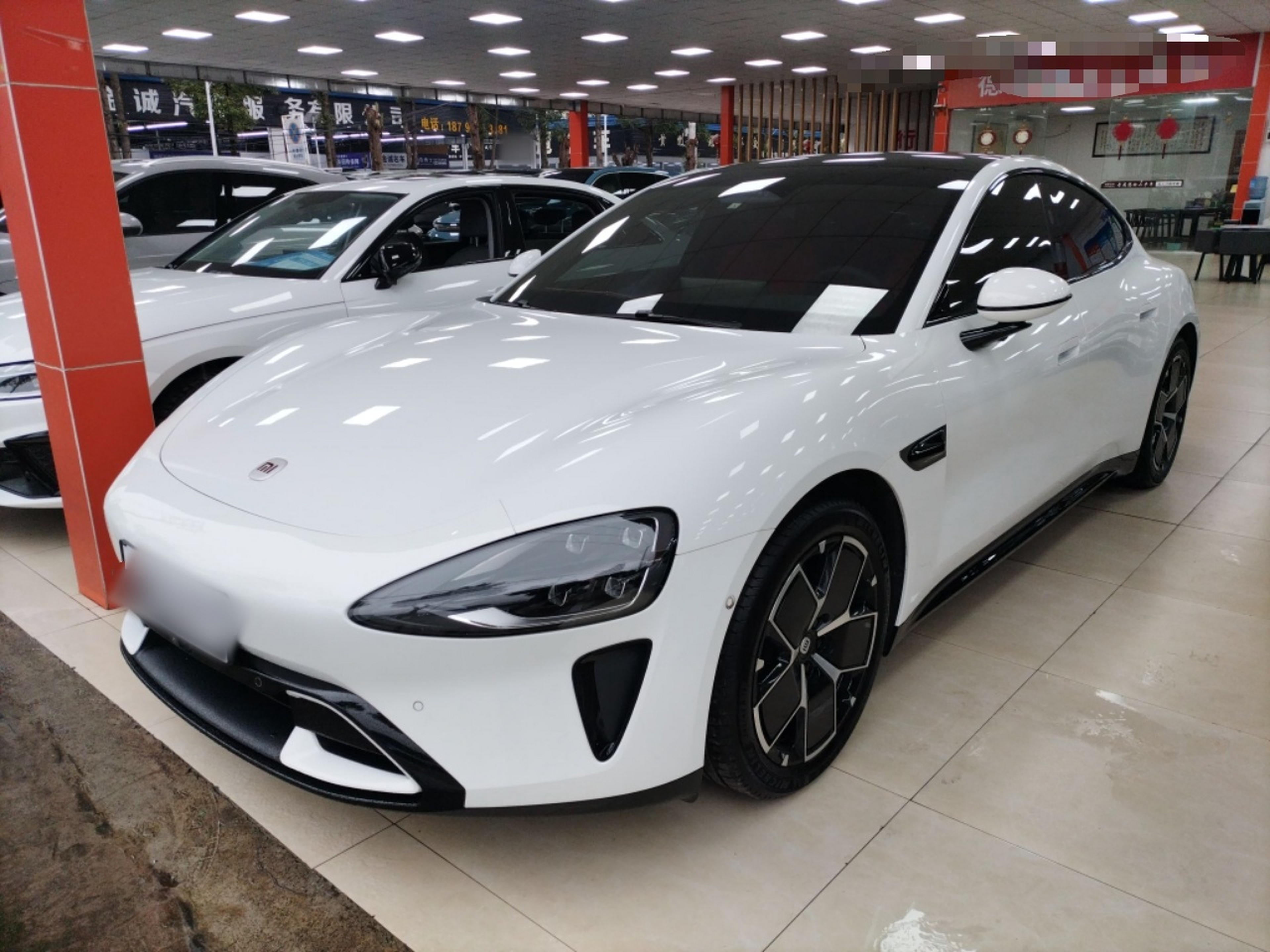 تحت مقدمة السيارة