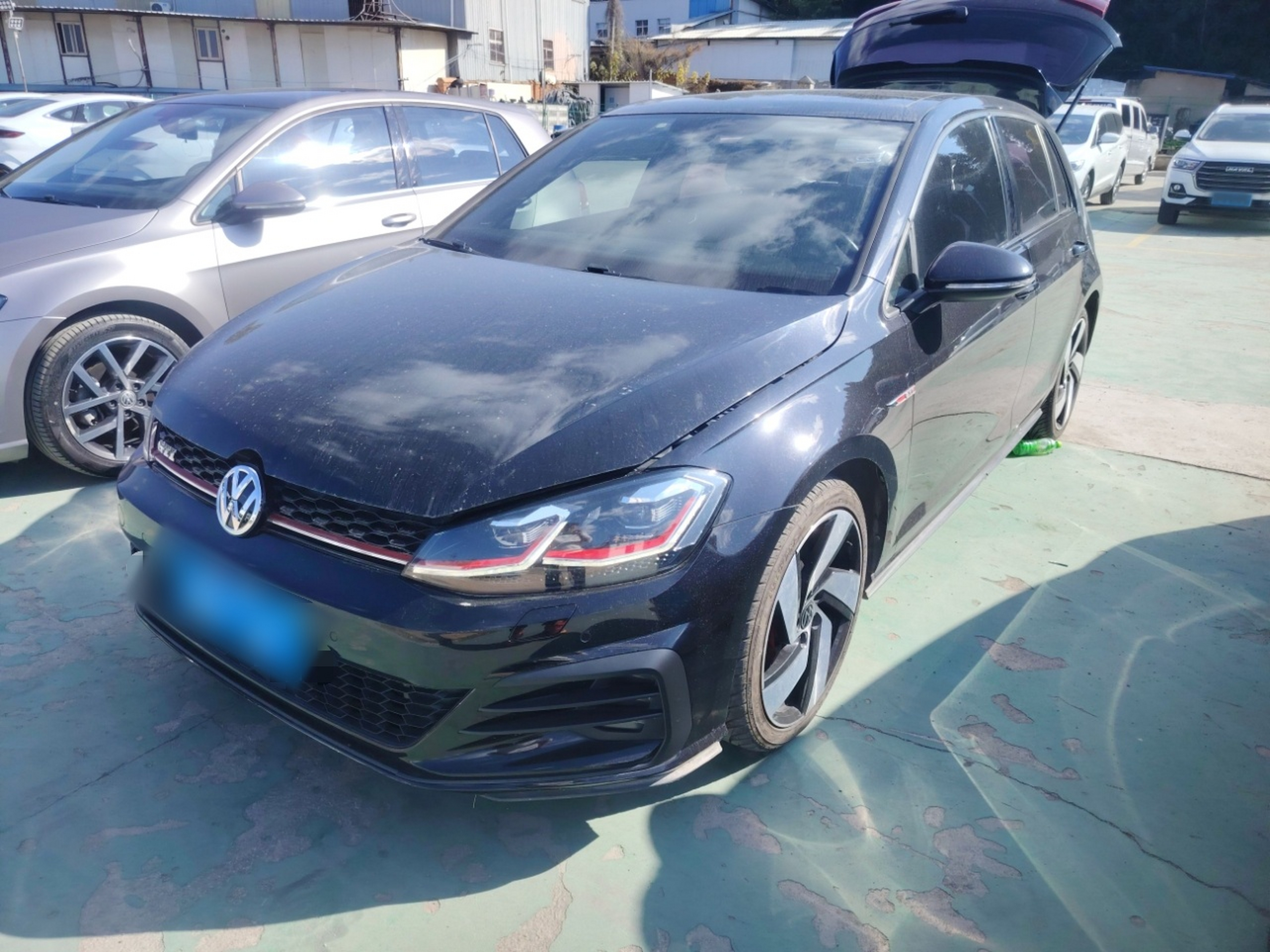 تحت مقدمة السيارة