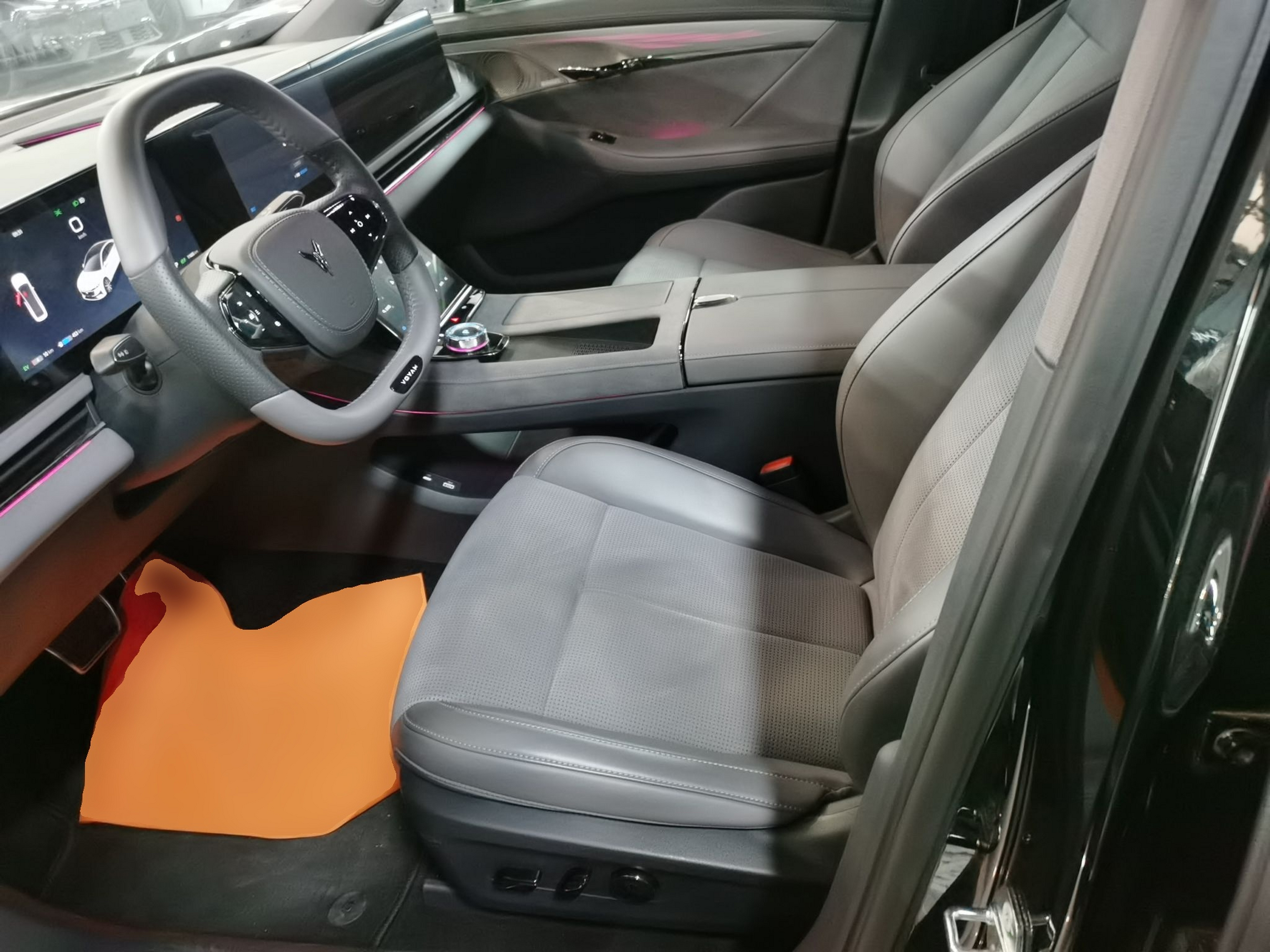 المقاعد الأمامية داخل السيارة