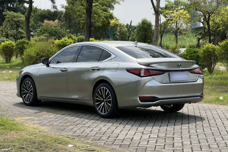 Used Lexus ES 2021 300h Excellence Edition
