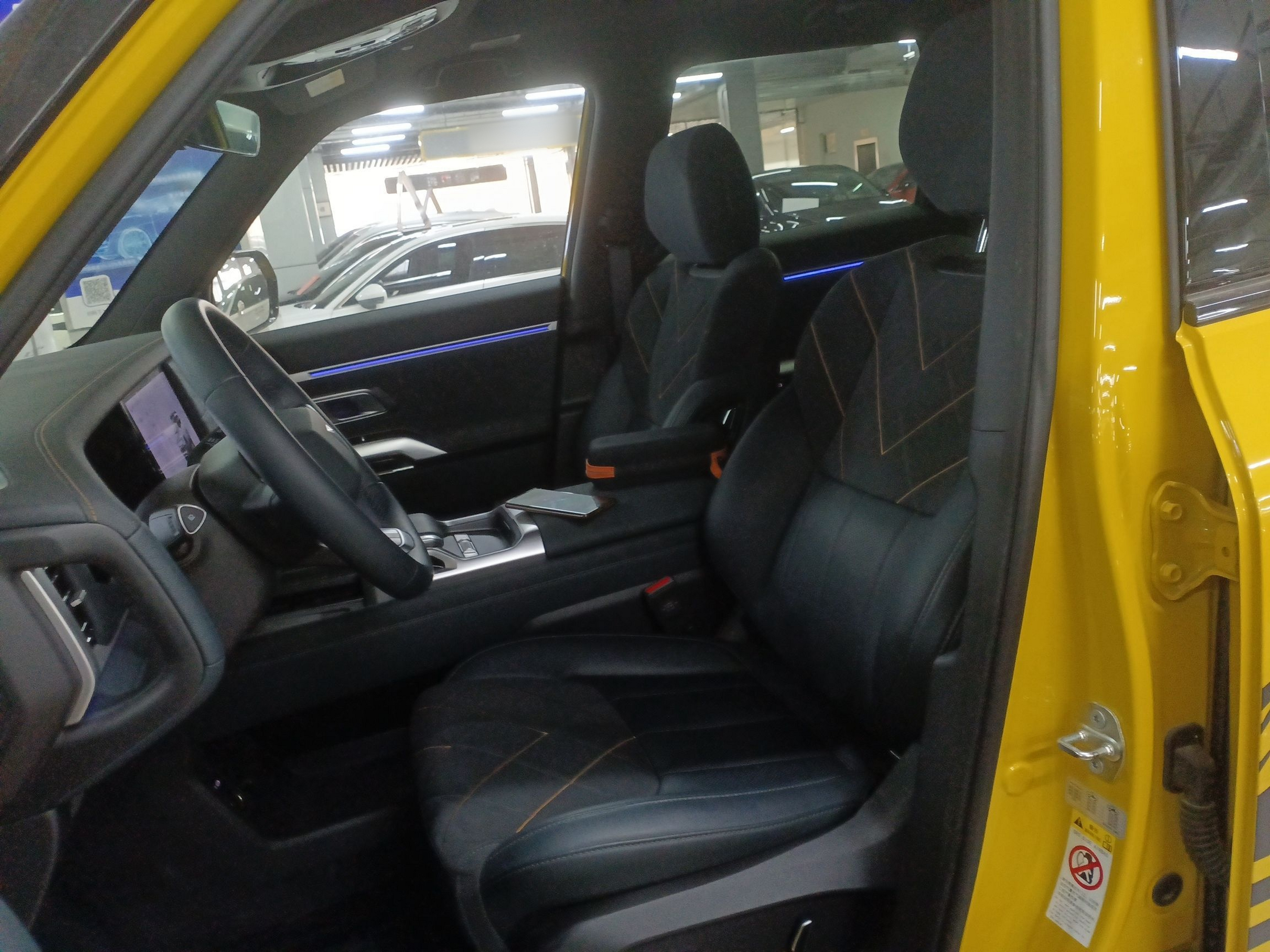 المقاعد الأمامية داخل السيارة