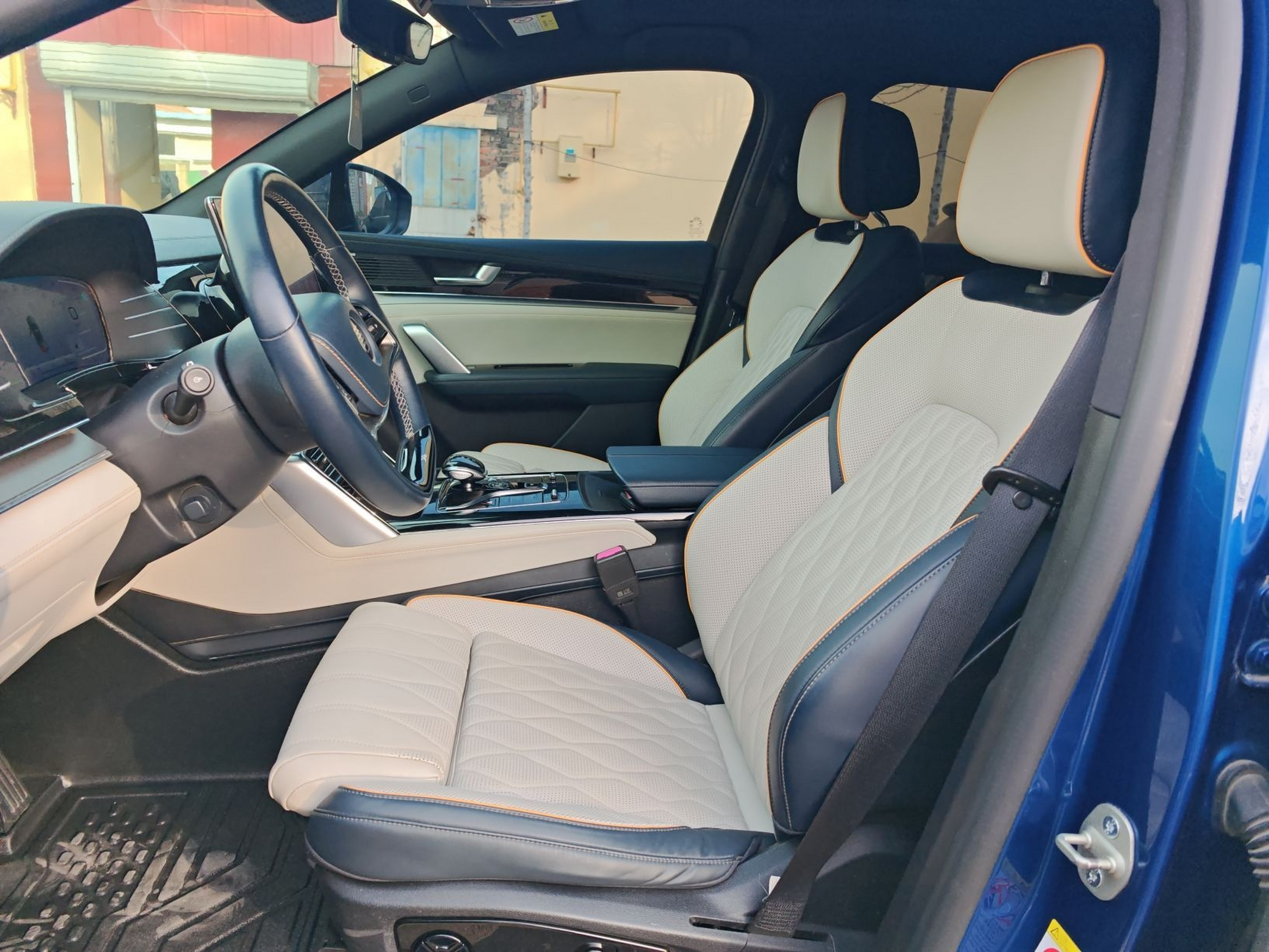 المقاعد الأمامية داخل السيارة