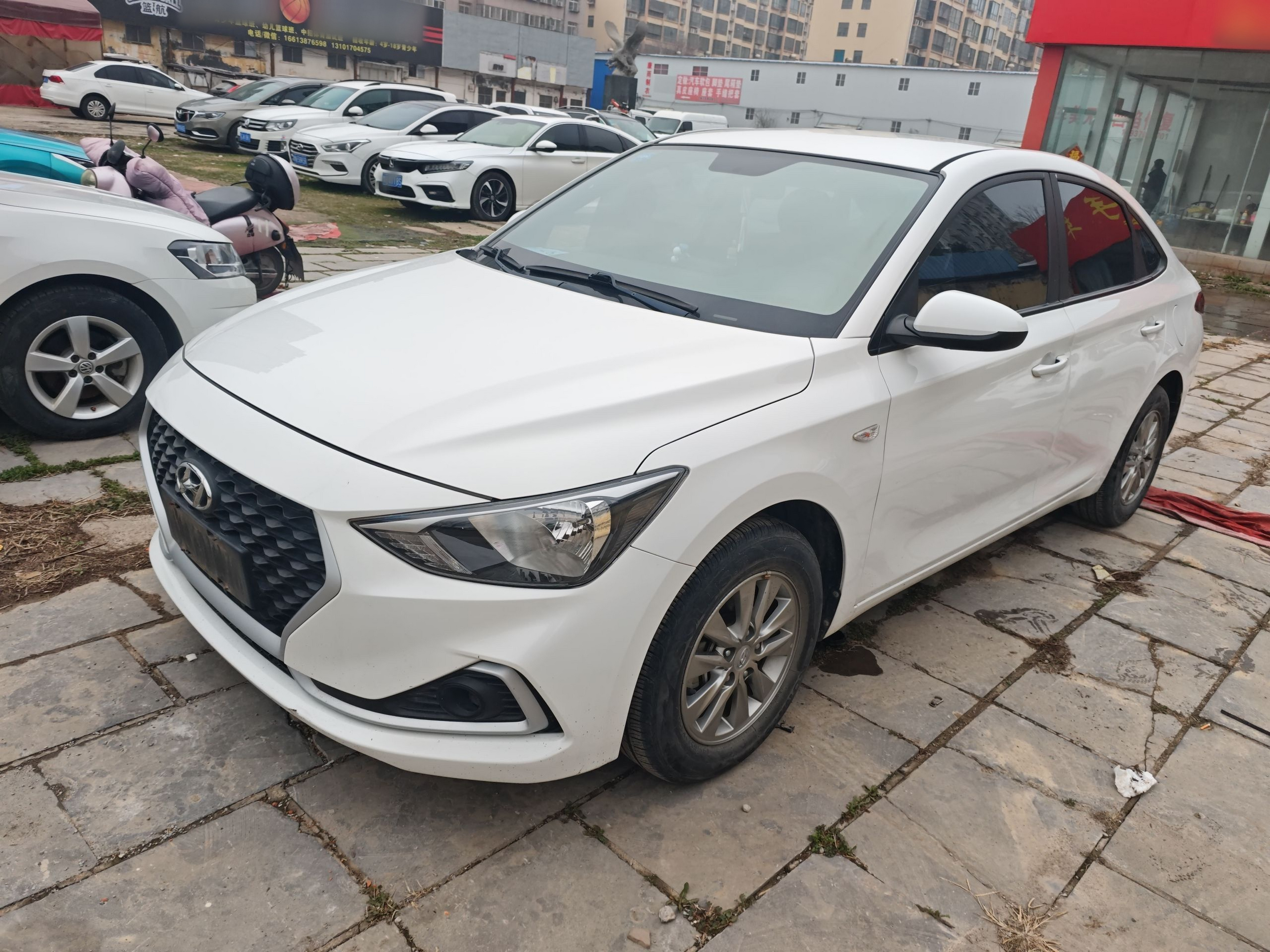 Под передней частью автомобиля