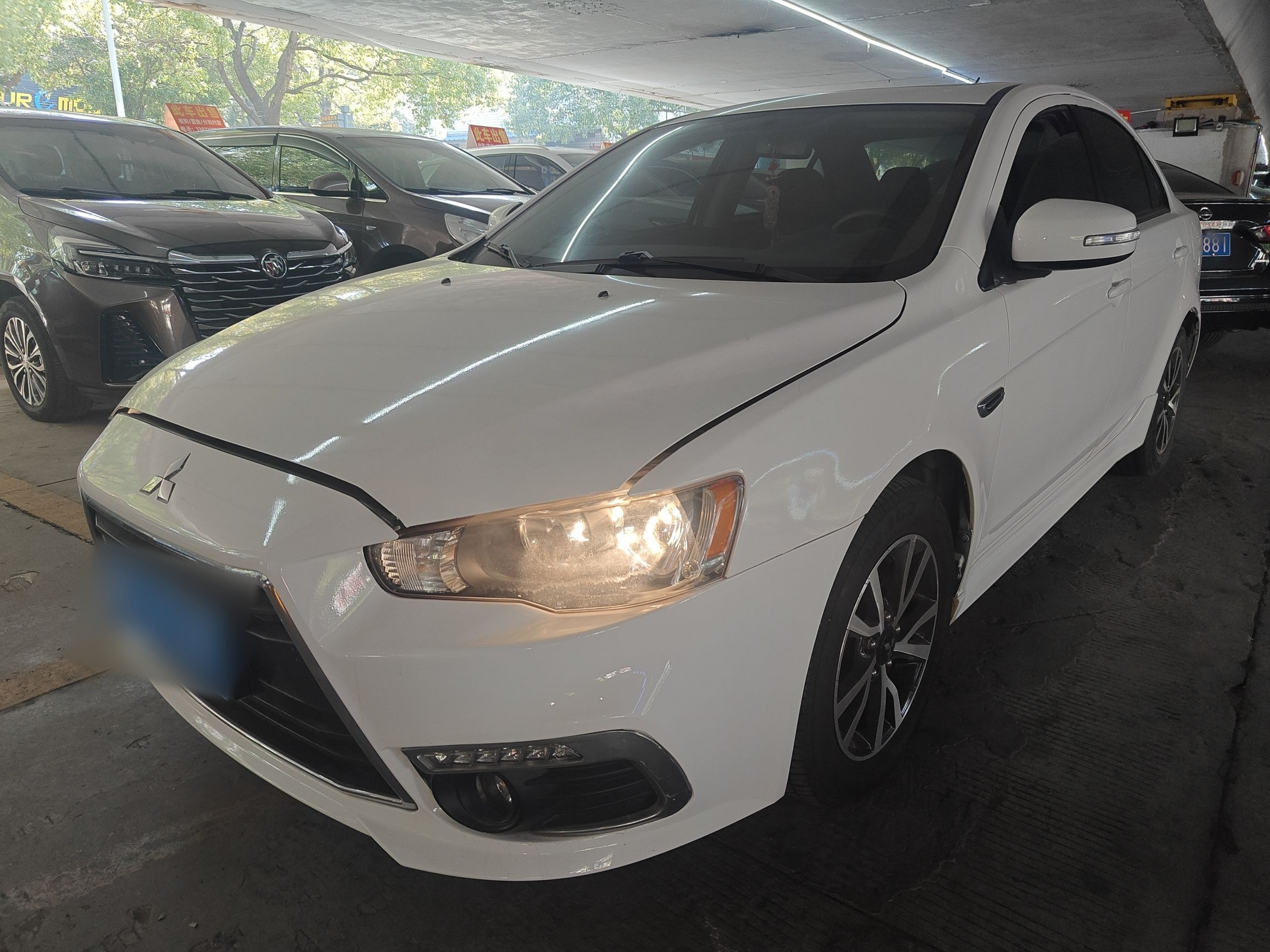 Под передней частью автомобиля