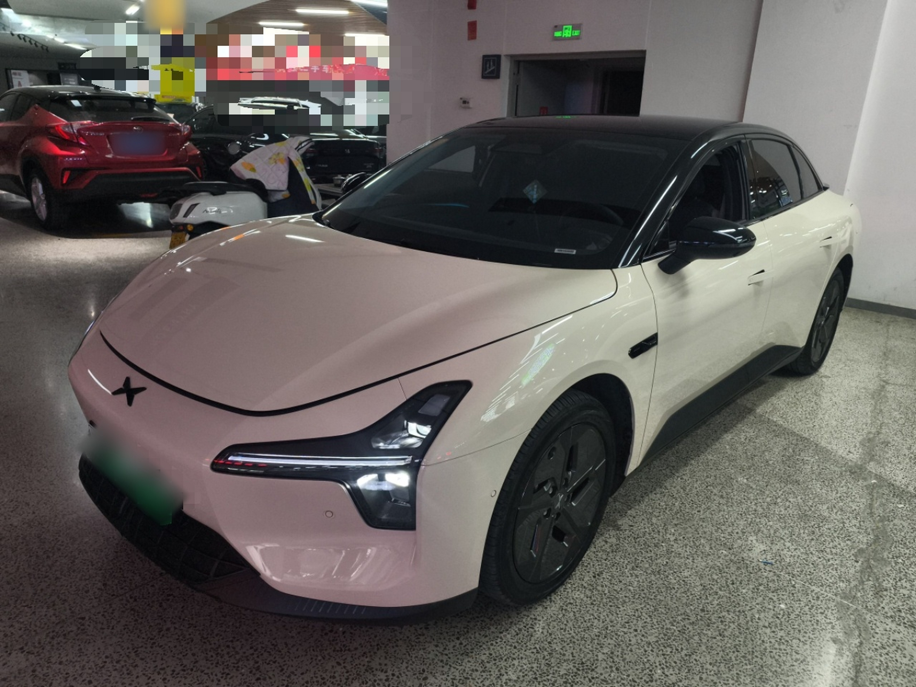 تحت مقدمة السيارة