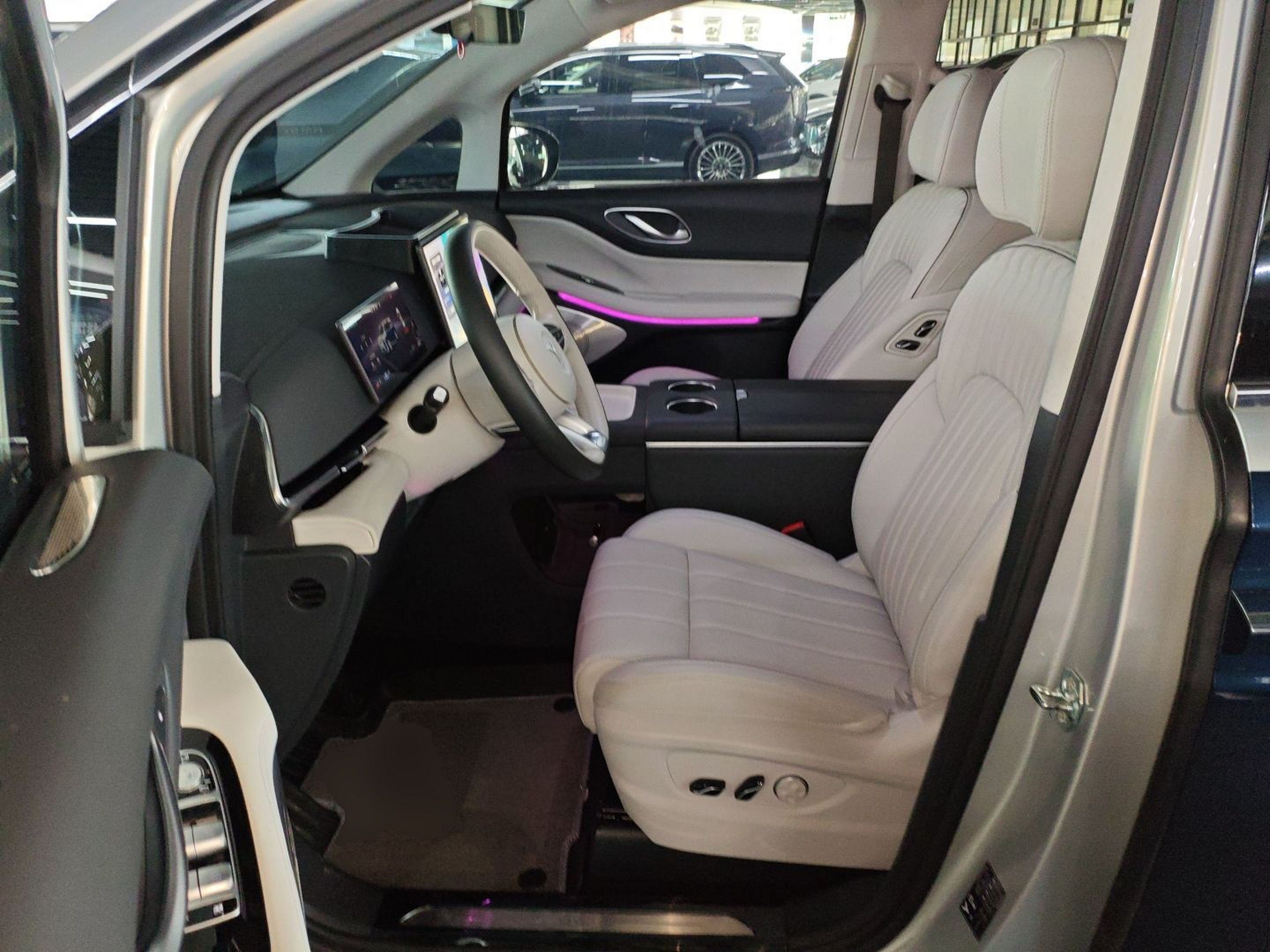 المقاعد الأمامية داخل السيارة