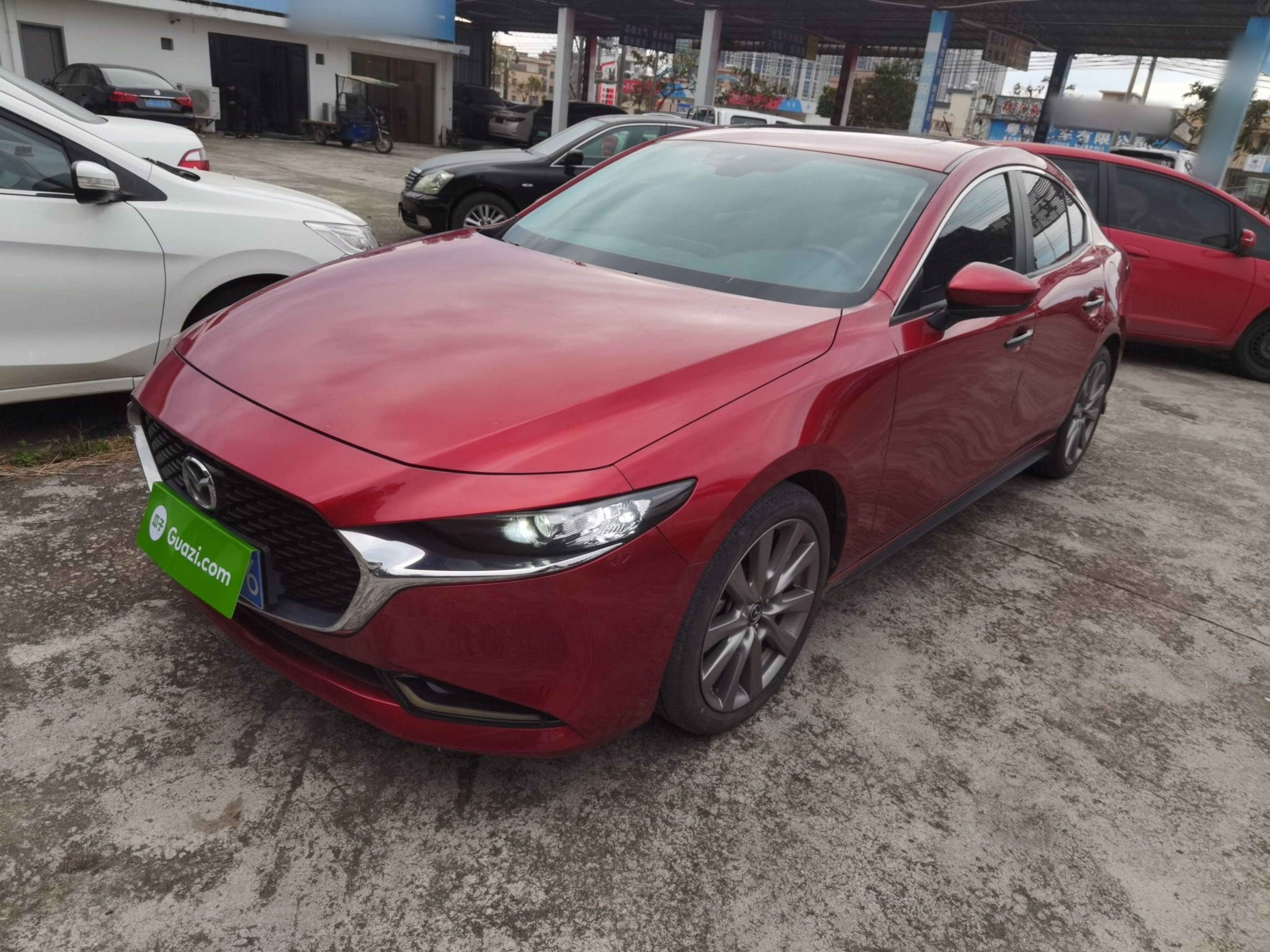 تحت مقدمة السيارة