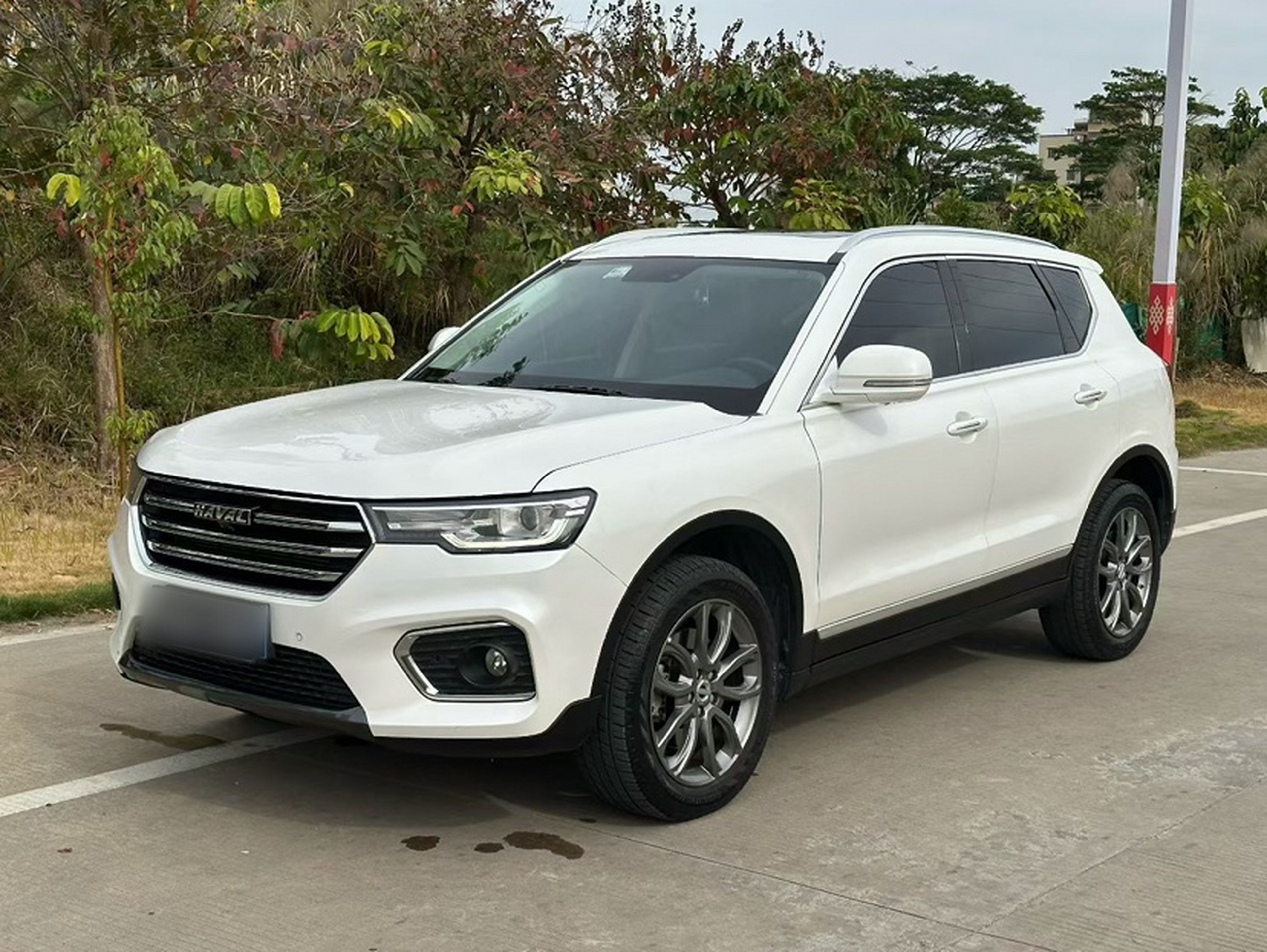 Под передней частью автомобиля