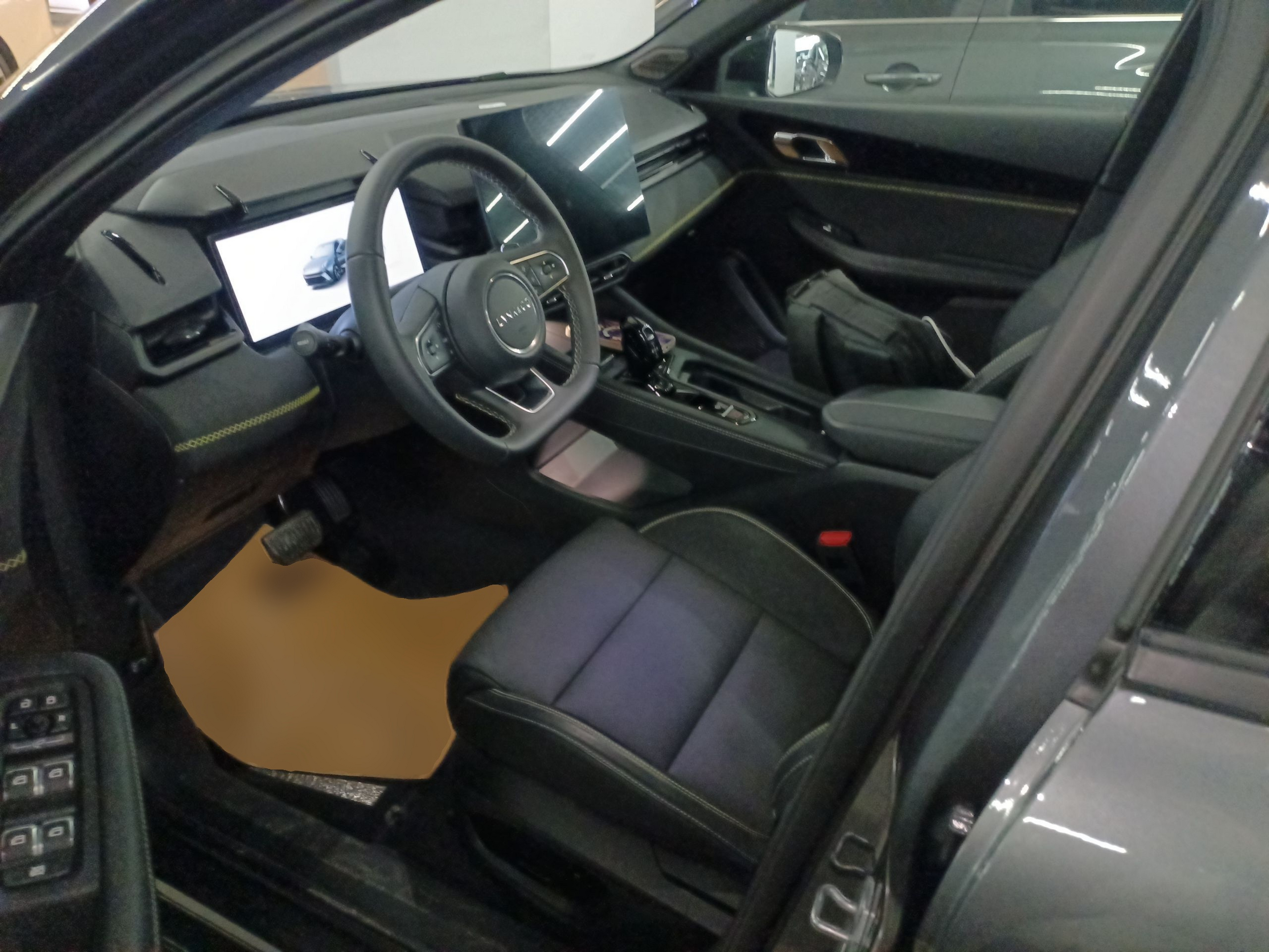 المقاعد الأمامية داخل السيارة