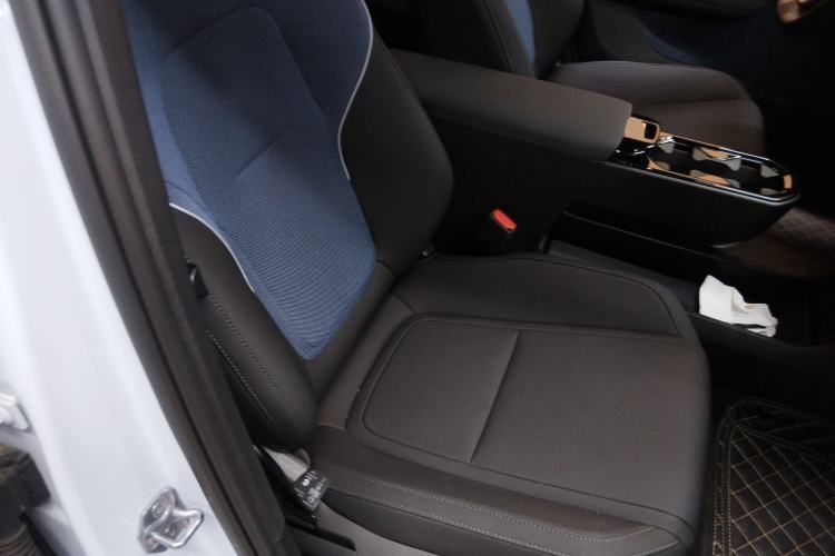 Used Volvo EX30 2025 Rear-Drive Long-Range Plus Model
