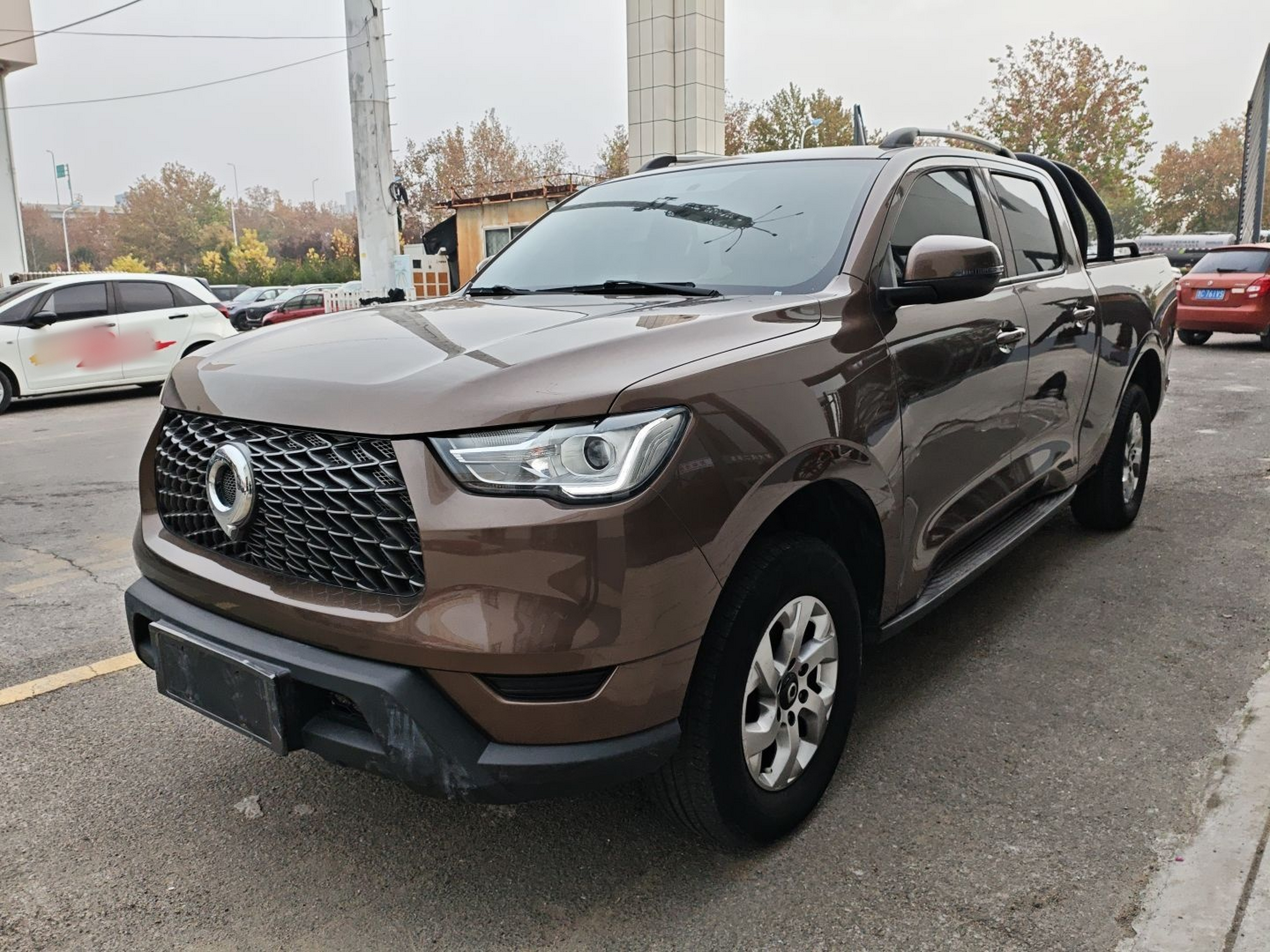 Под передней частью автомобиля