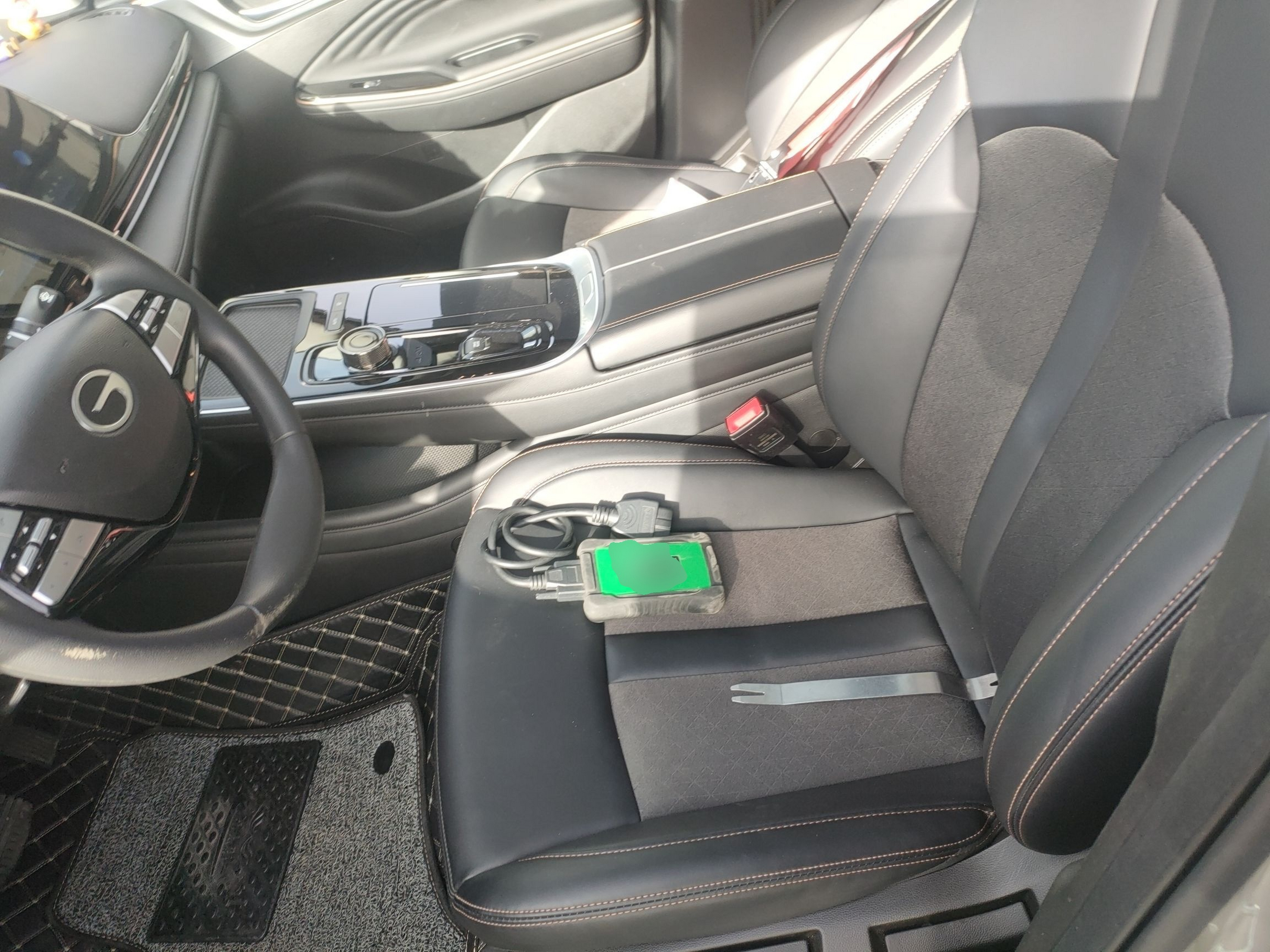 المقاعد الأمامية داخل السيارة