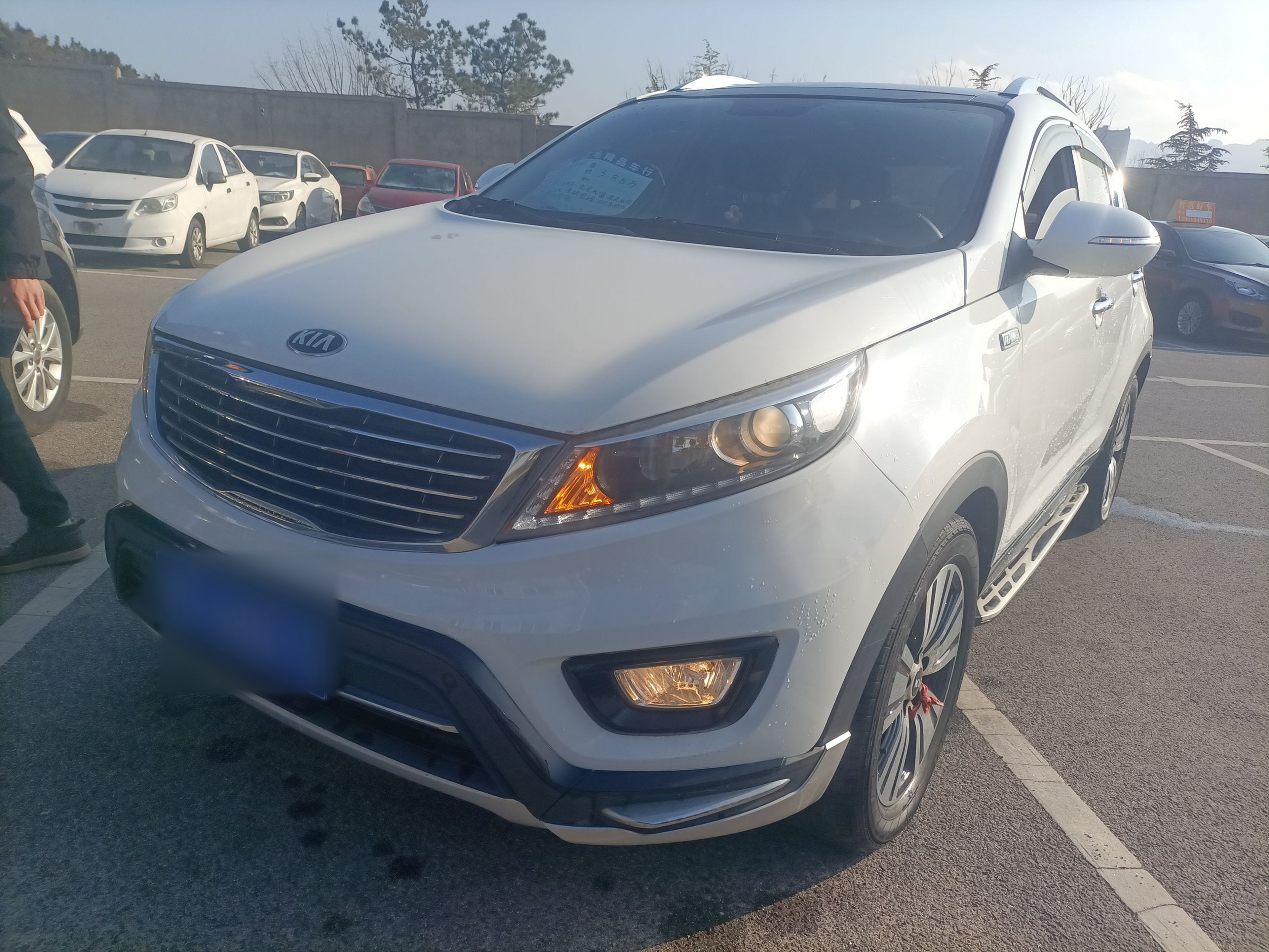 Под передней частью автомобиля