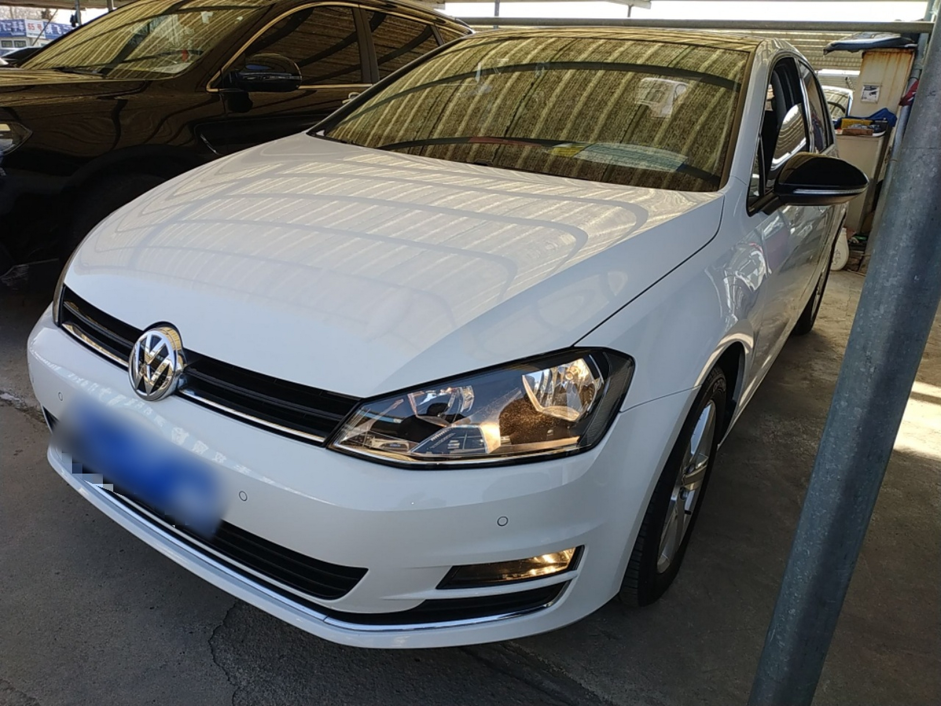 تحت مقدمة السيارة