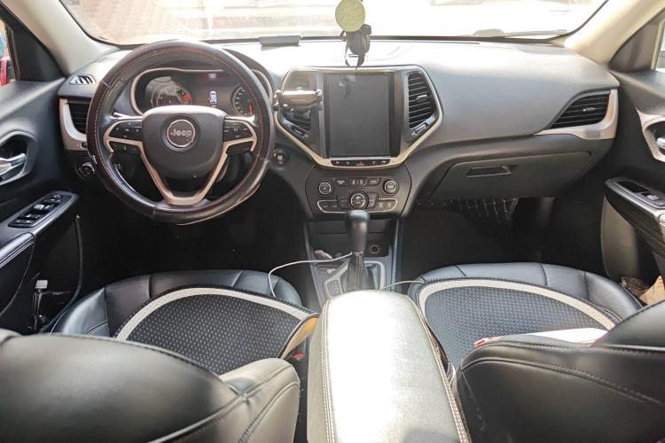 Used  Cherokee 2016 2.4L Leading Edition