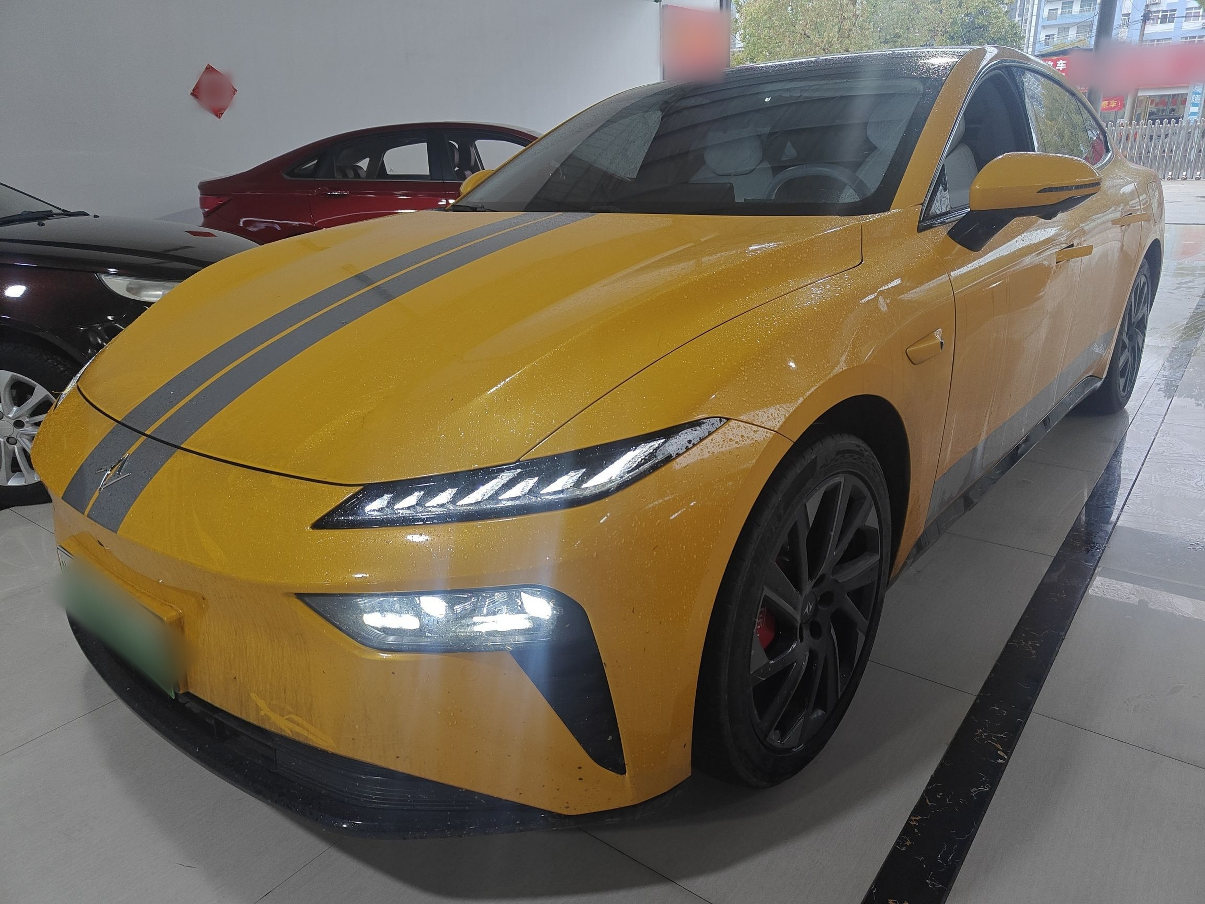 تحت مقدمة السيارة