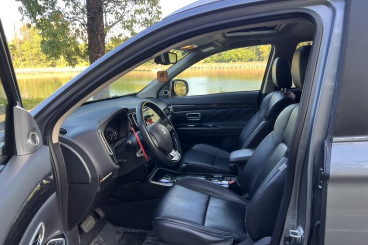 Used Mitsubishi Outlander 2019 2.4L 4x4 Zhi Xiang Edition 5 Seats China VI Standard
