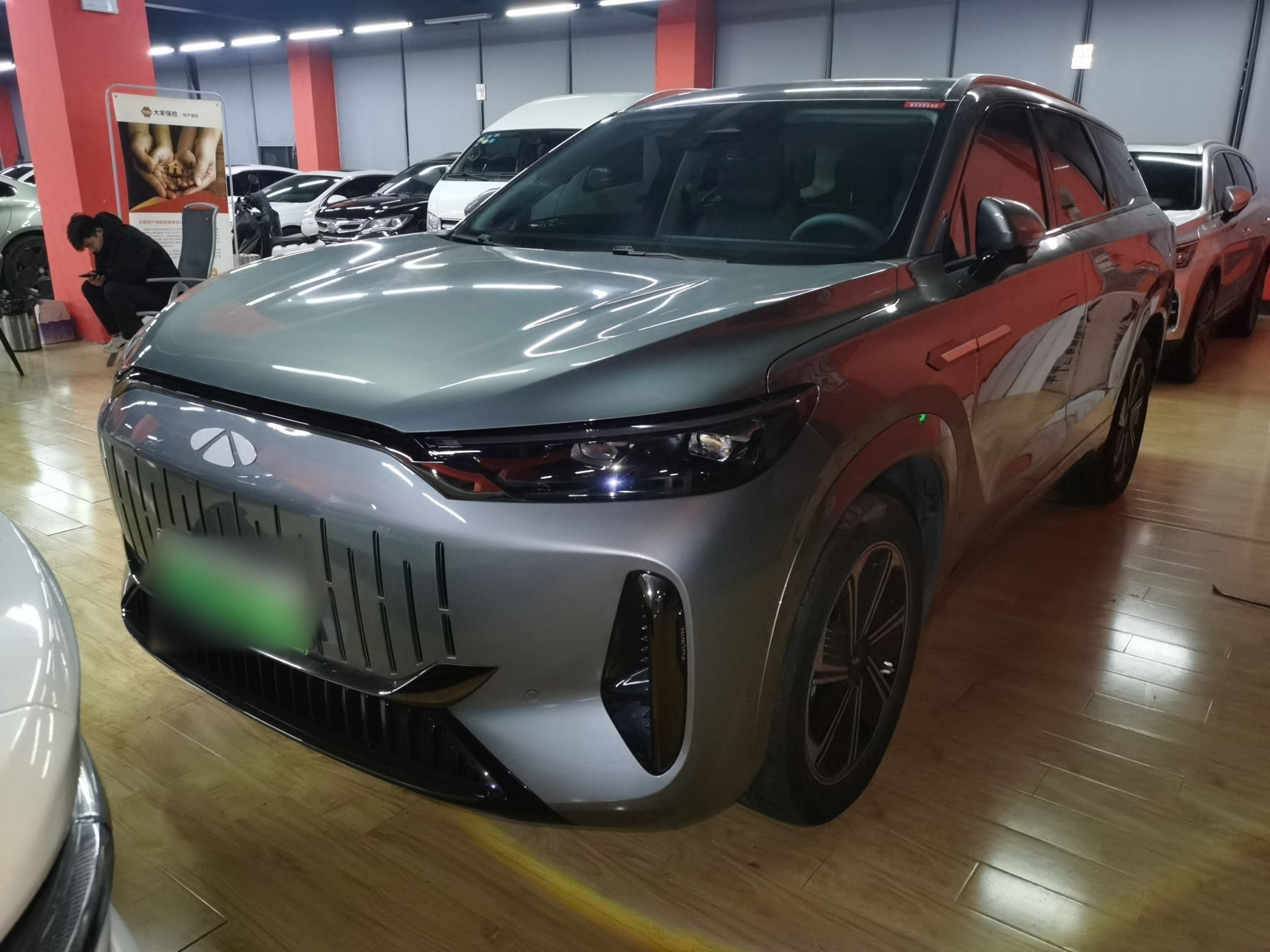 تحت مقدمة السيارة