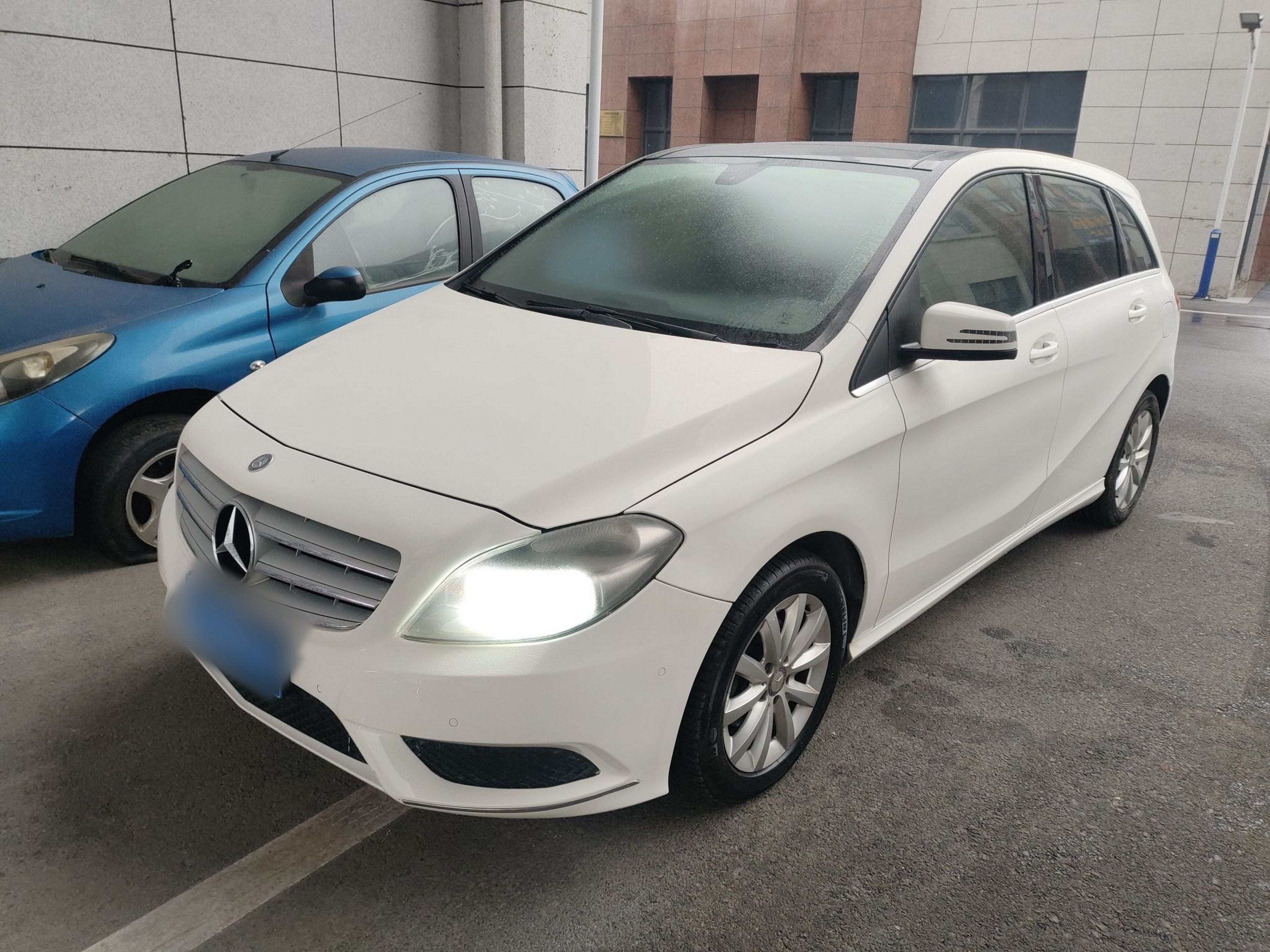 Под передней частью автомобиля