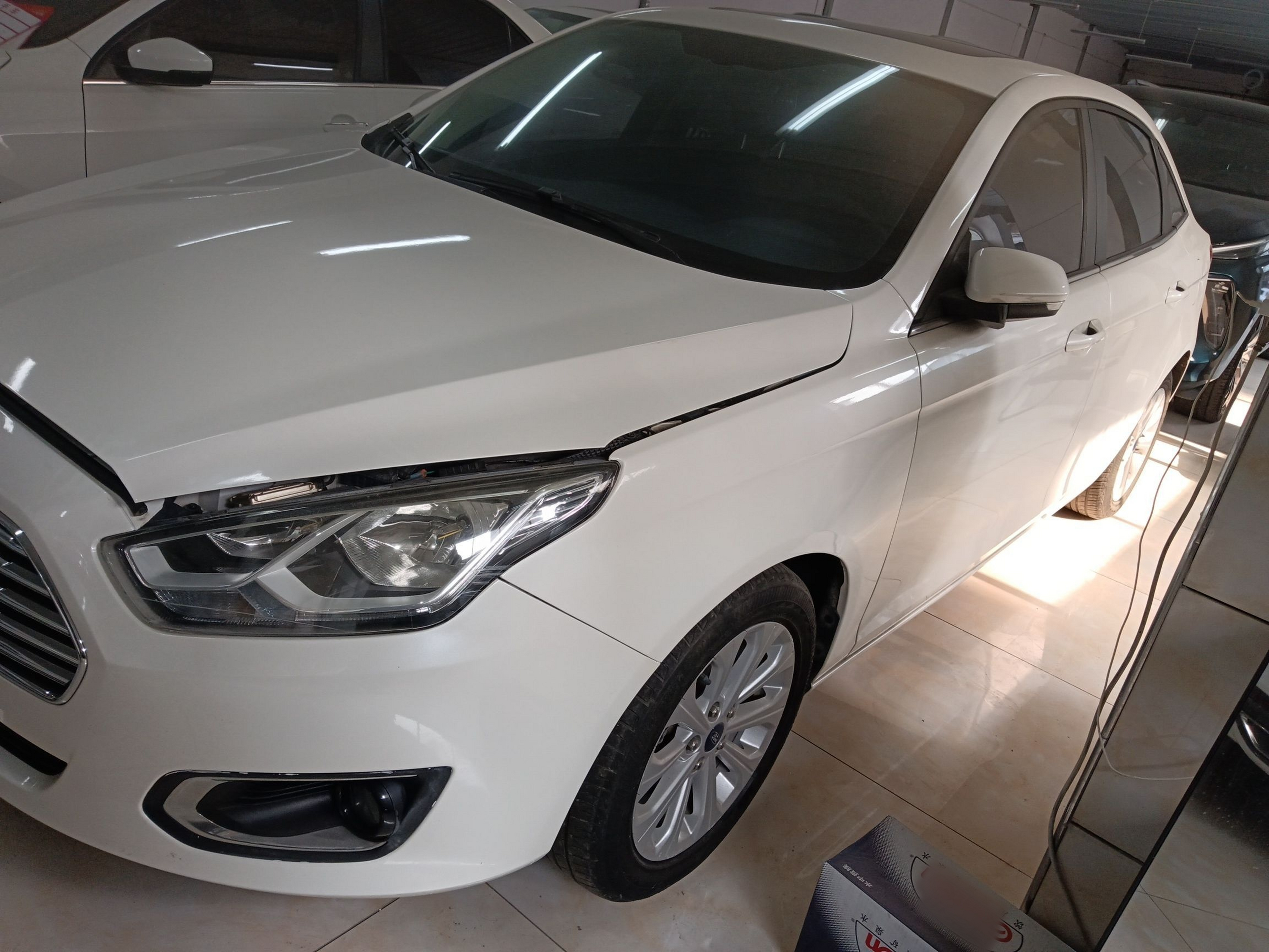 تحت مقدمة السيارة