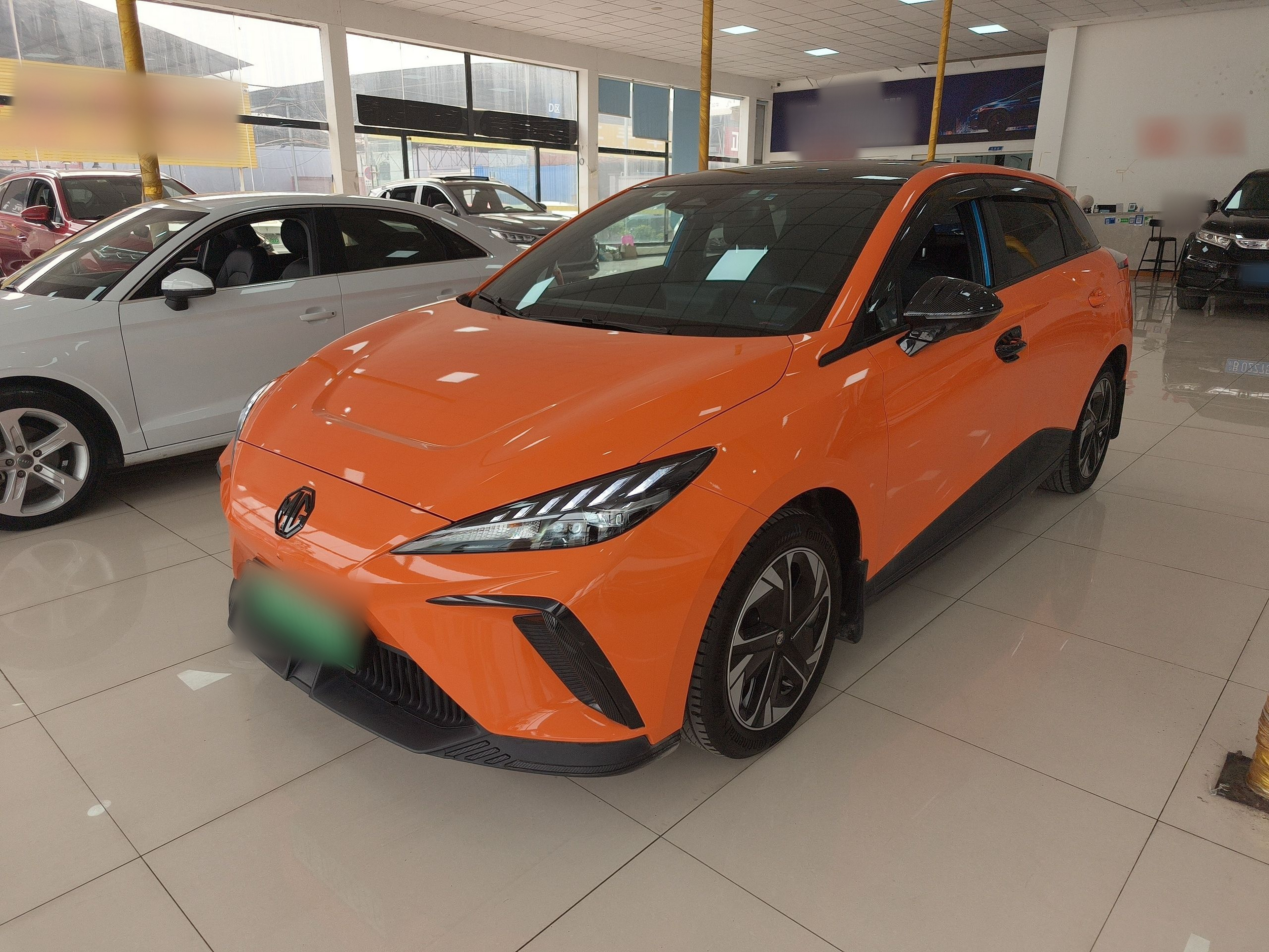 تحت مقدمة السيارة