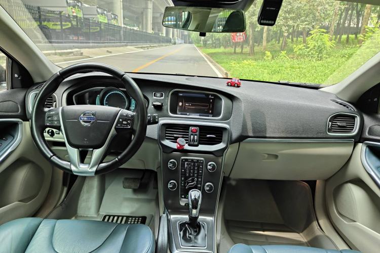 Used Volvo V40 2014 2.0T Zhiya Edition
