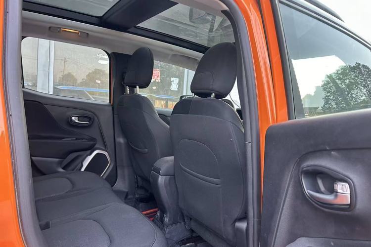 Used  Renegade 2018 Connected Large Screen Version 180T Automatic High-Energy Edition
