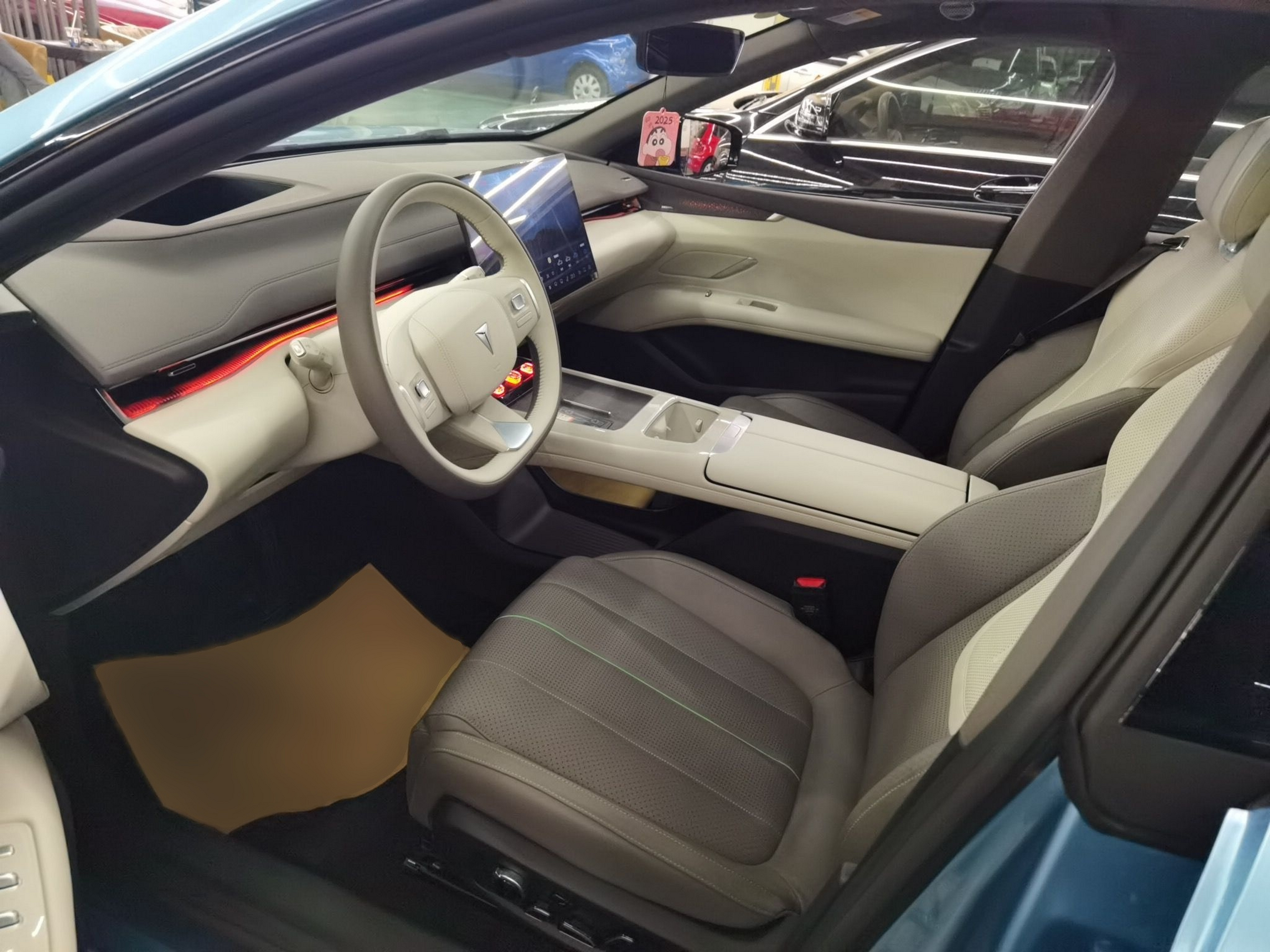 المقاعد الأمامية داخل السيارة