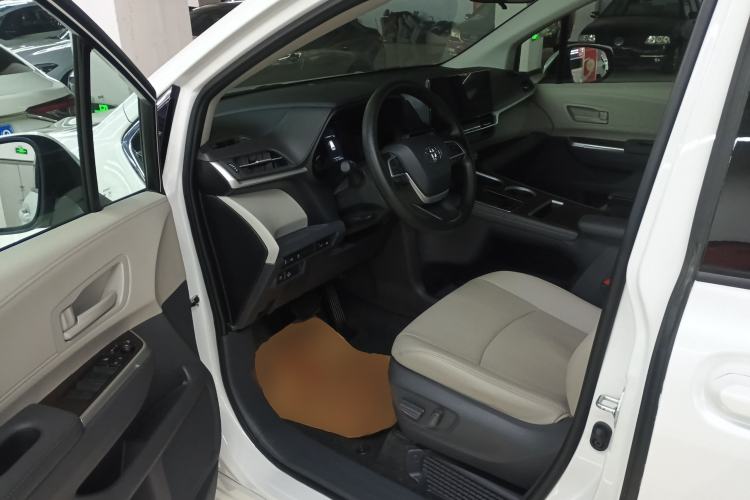 Used Toyota Sienna 2024 2.5L Hybrid Comfort Edition
