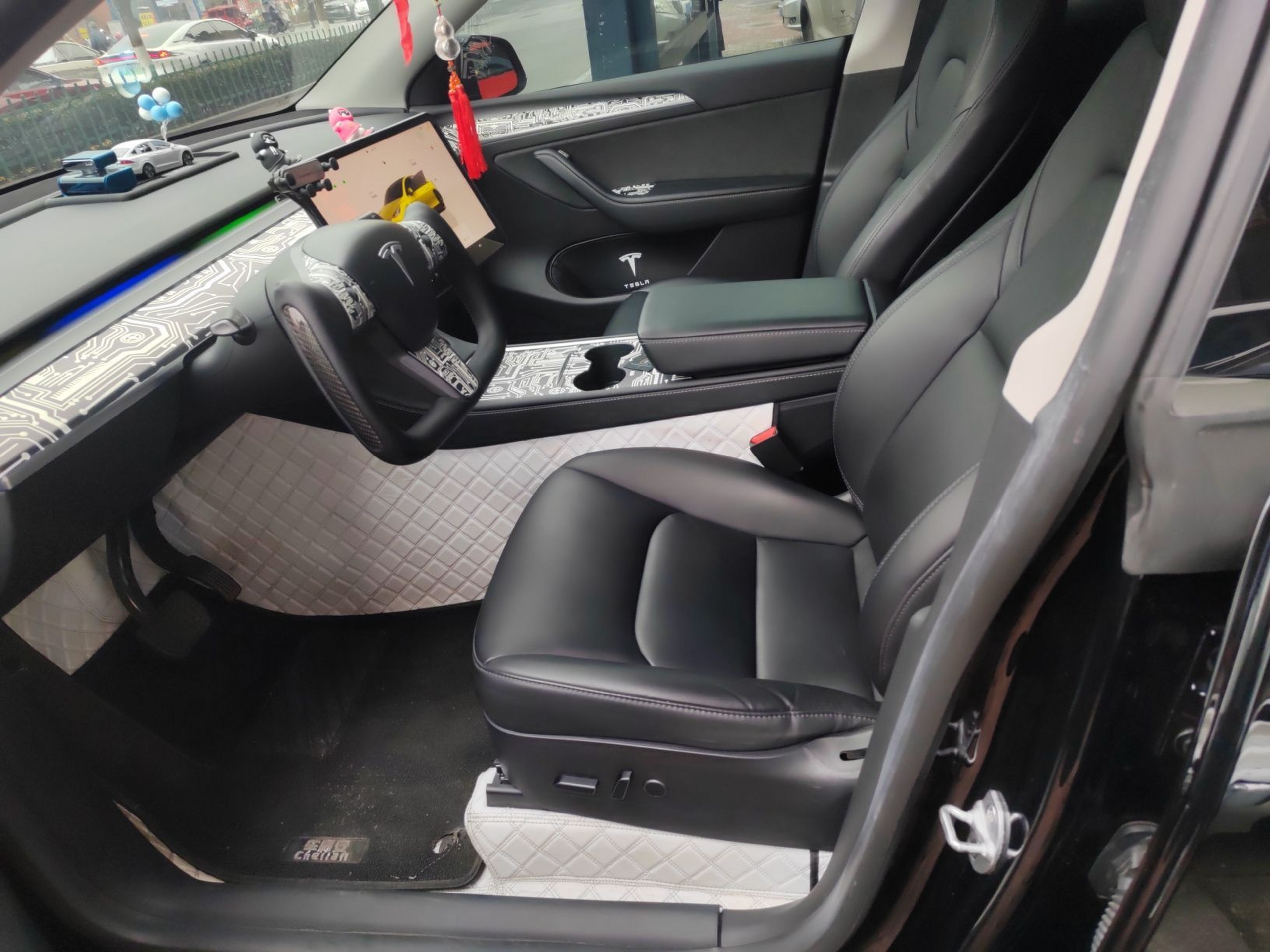 المقاعد الأمامية داخل السيارة