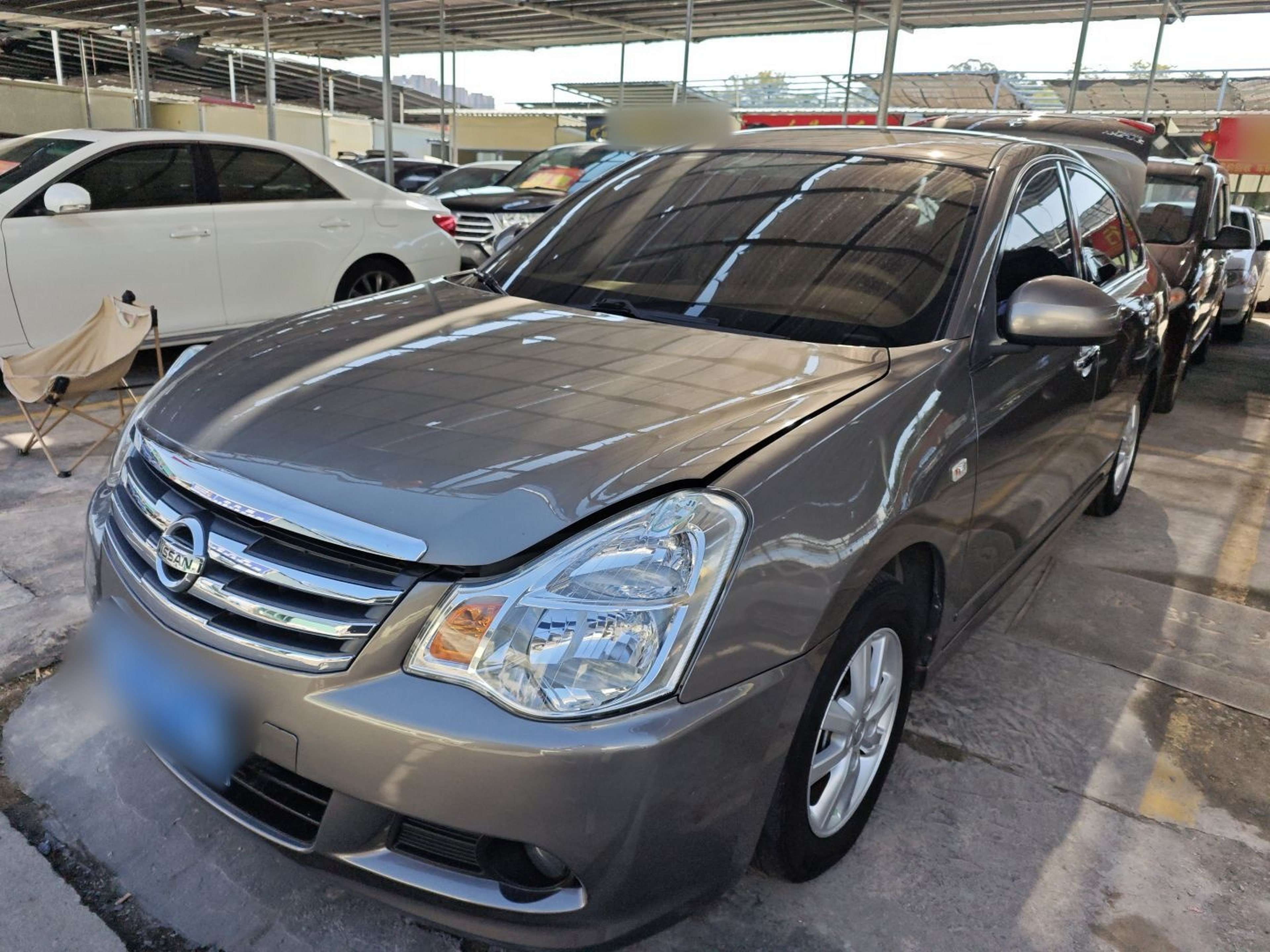 Под передней частью автомобиля