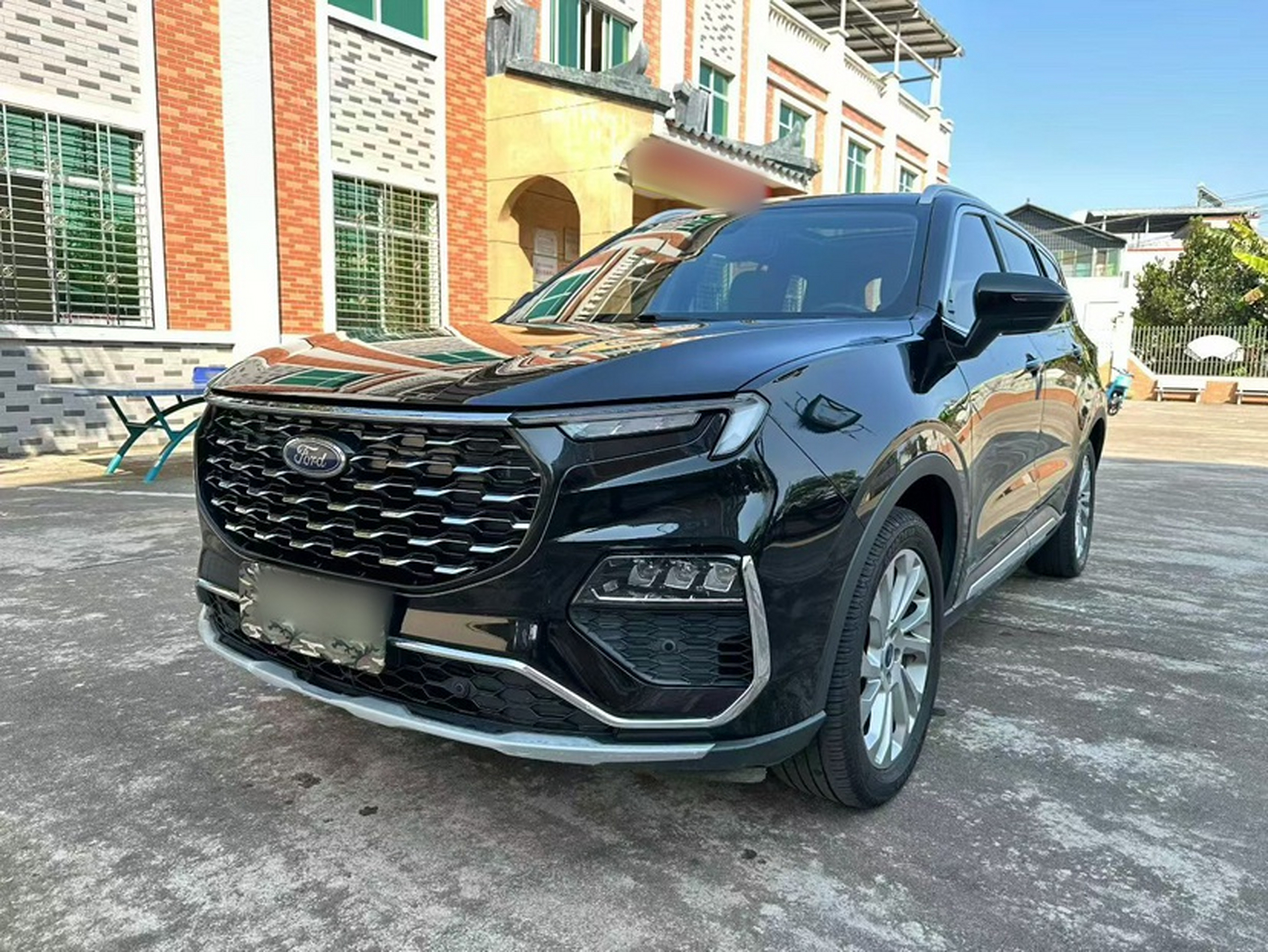 Под передней частью автомобиля