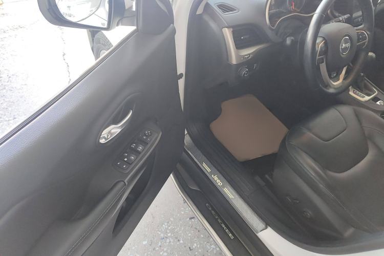 Used  Cherokee 2017 2.4L Professional Smart Edition
