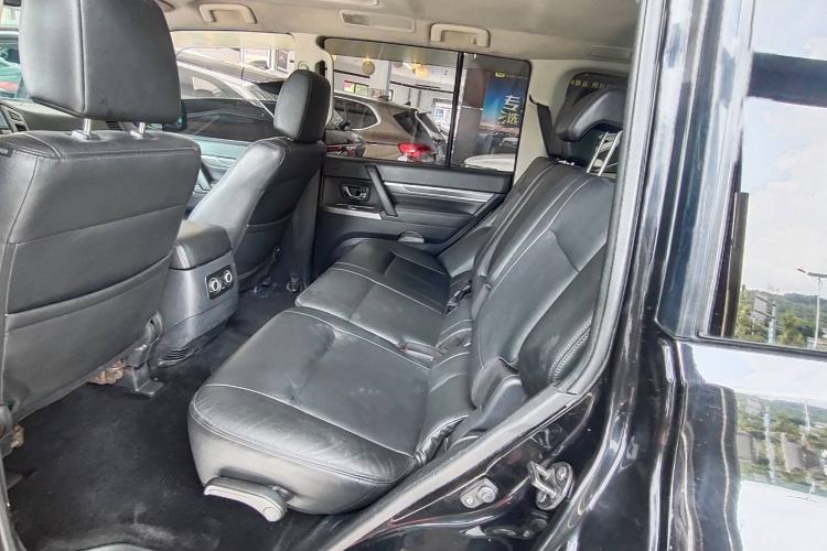 Used Mitsubishi Pajero 2015 3.0L Automatic Elite Plus Version China V Standard