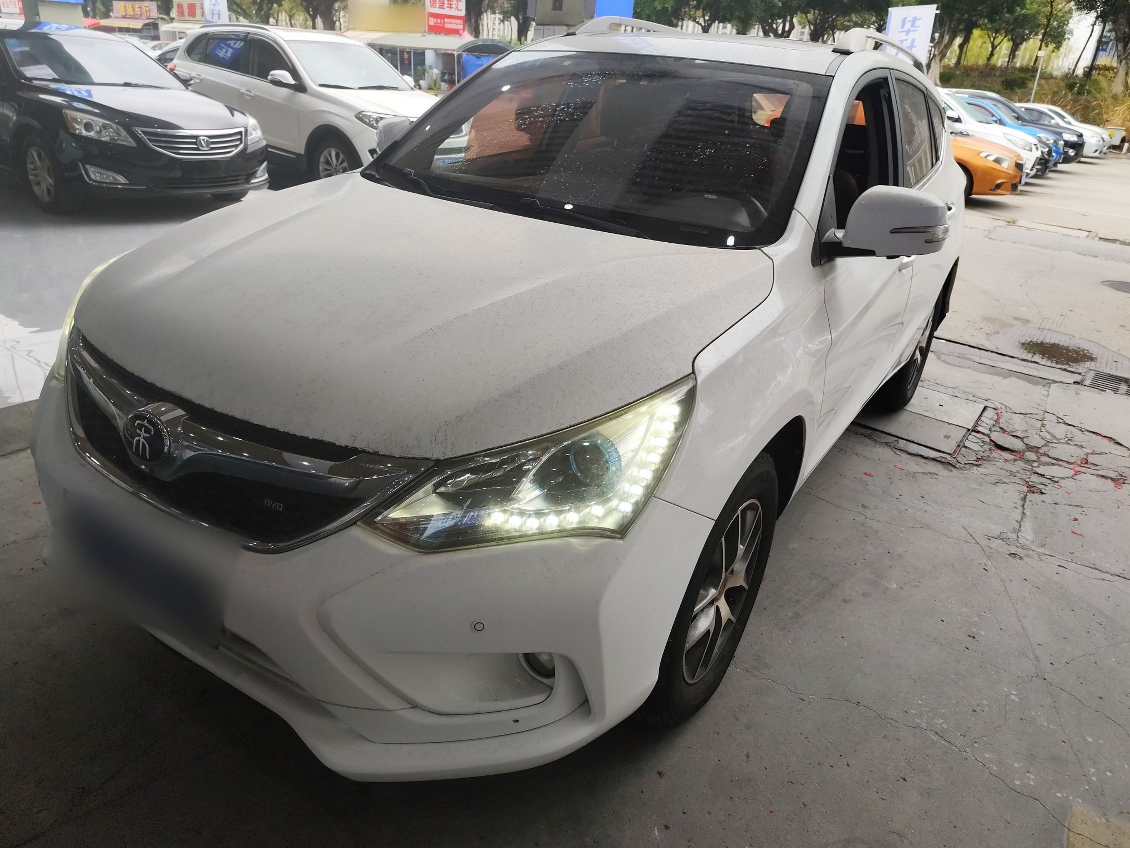 Под передней частью автомобиля