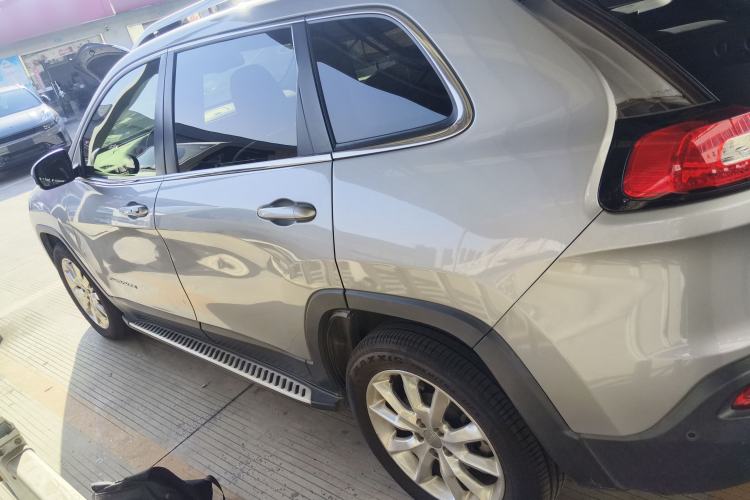 Used  Cherokee 2014 2.4L Luxury Edition
