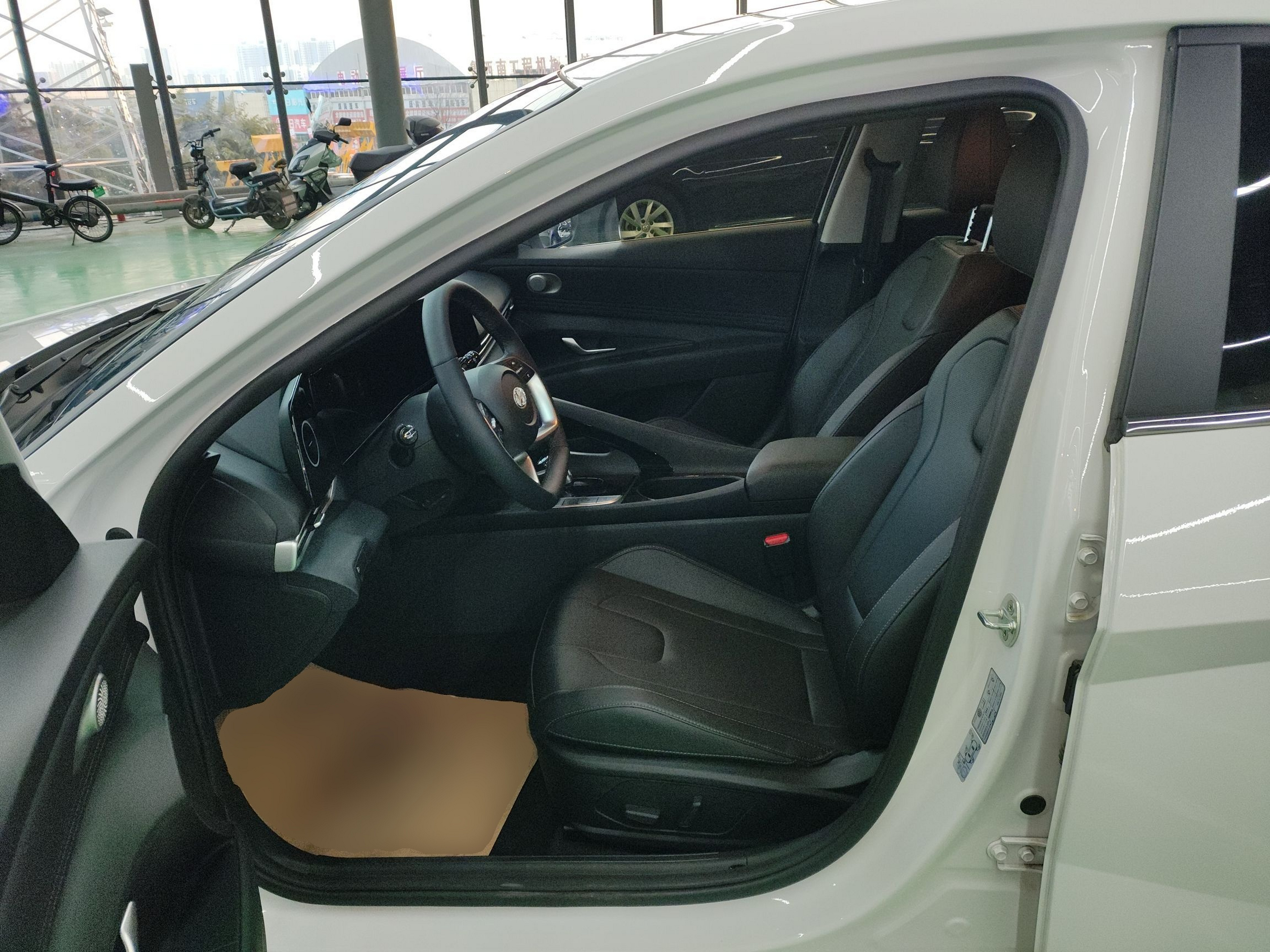 Переднее сиденье в автомобиле