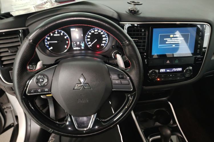 Used Mitsubishi Outlander 2019 2.4L 4x4 Zhi Xiang Edition 5 Seats China VI Standard
