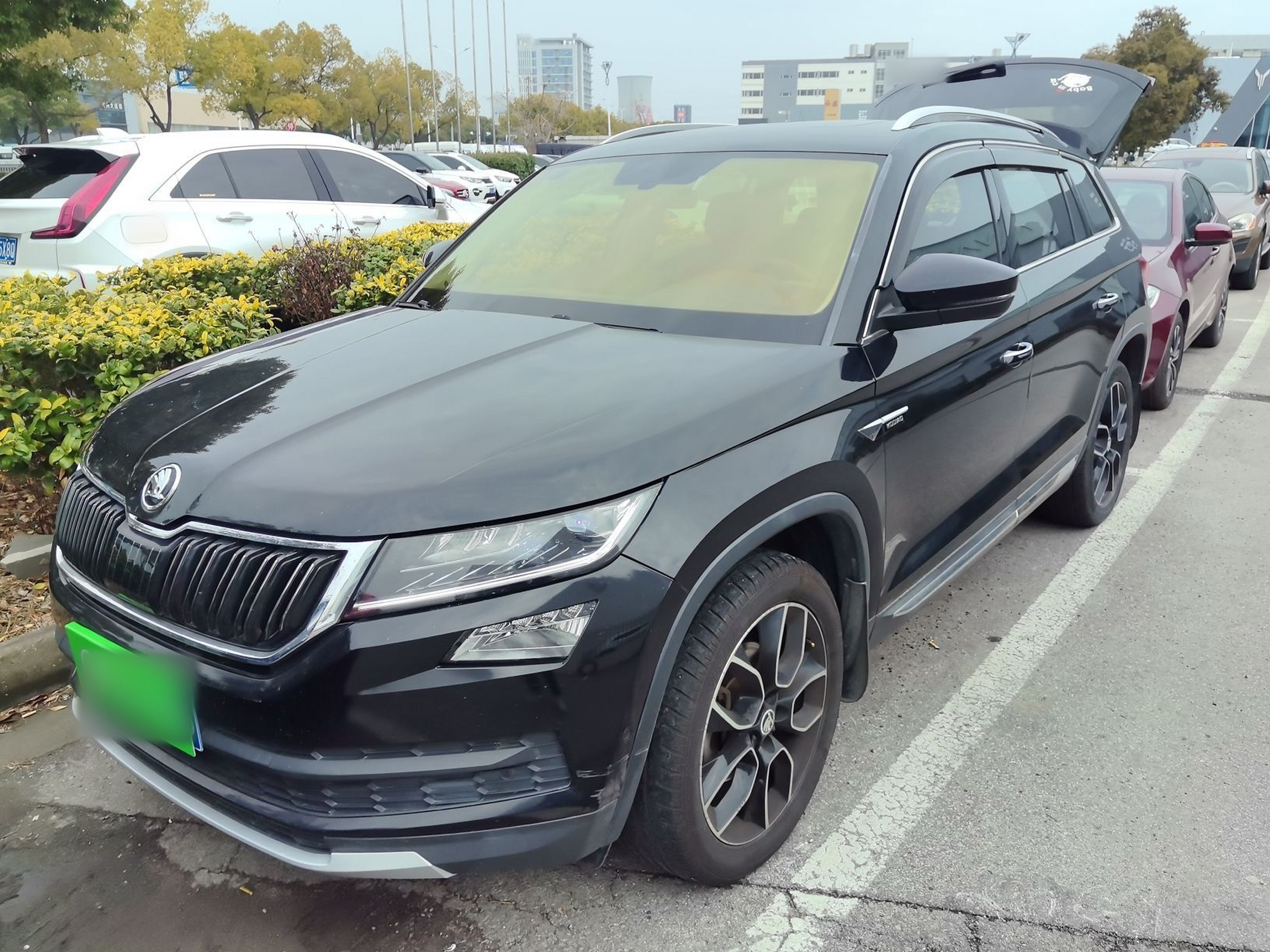 Под передней частью автомобиля