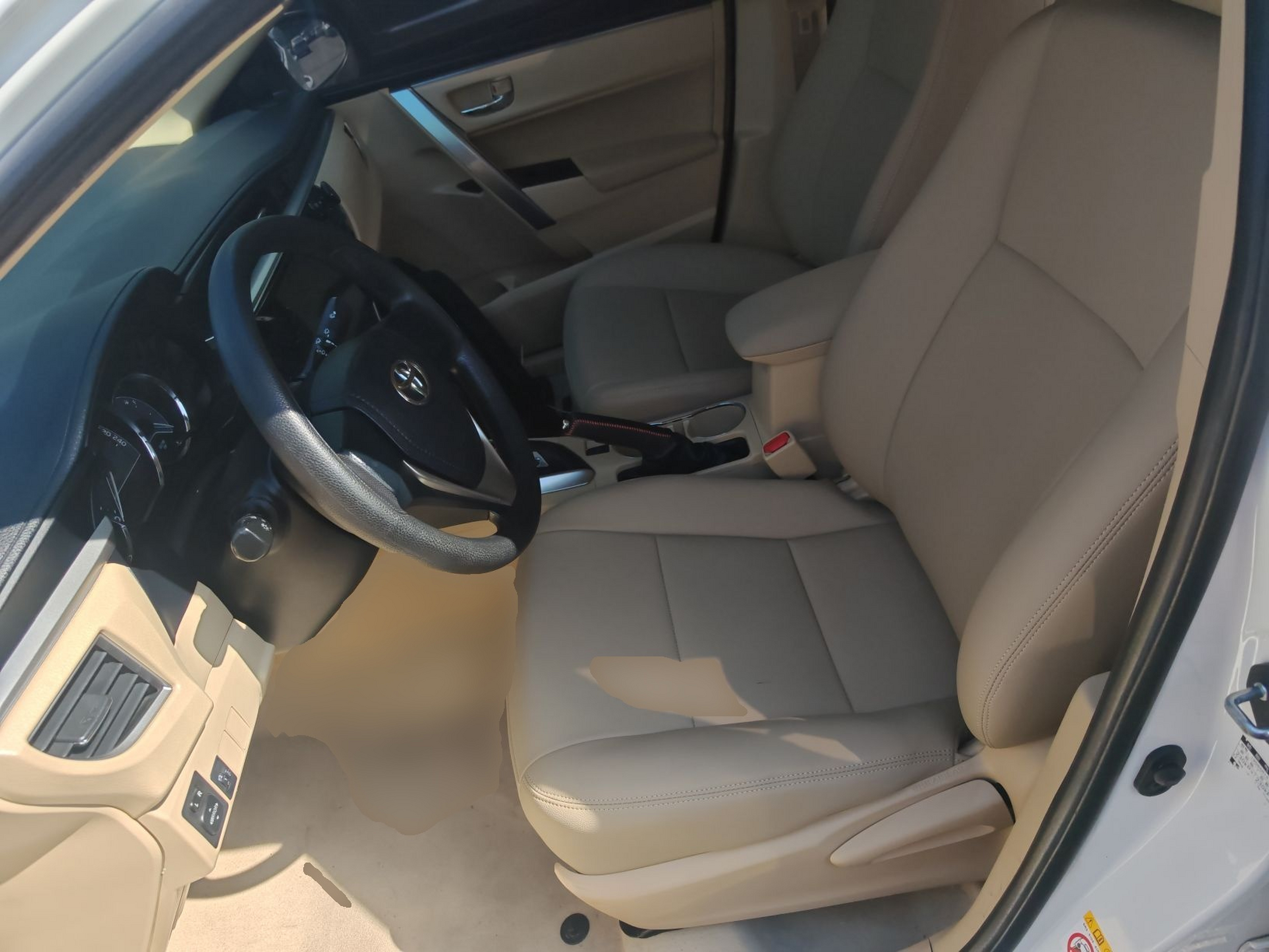 المقاعد الأمامية داخل السيارة