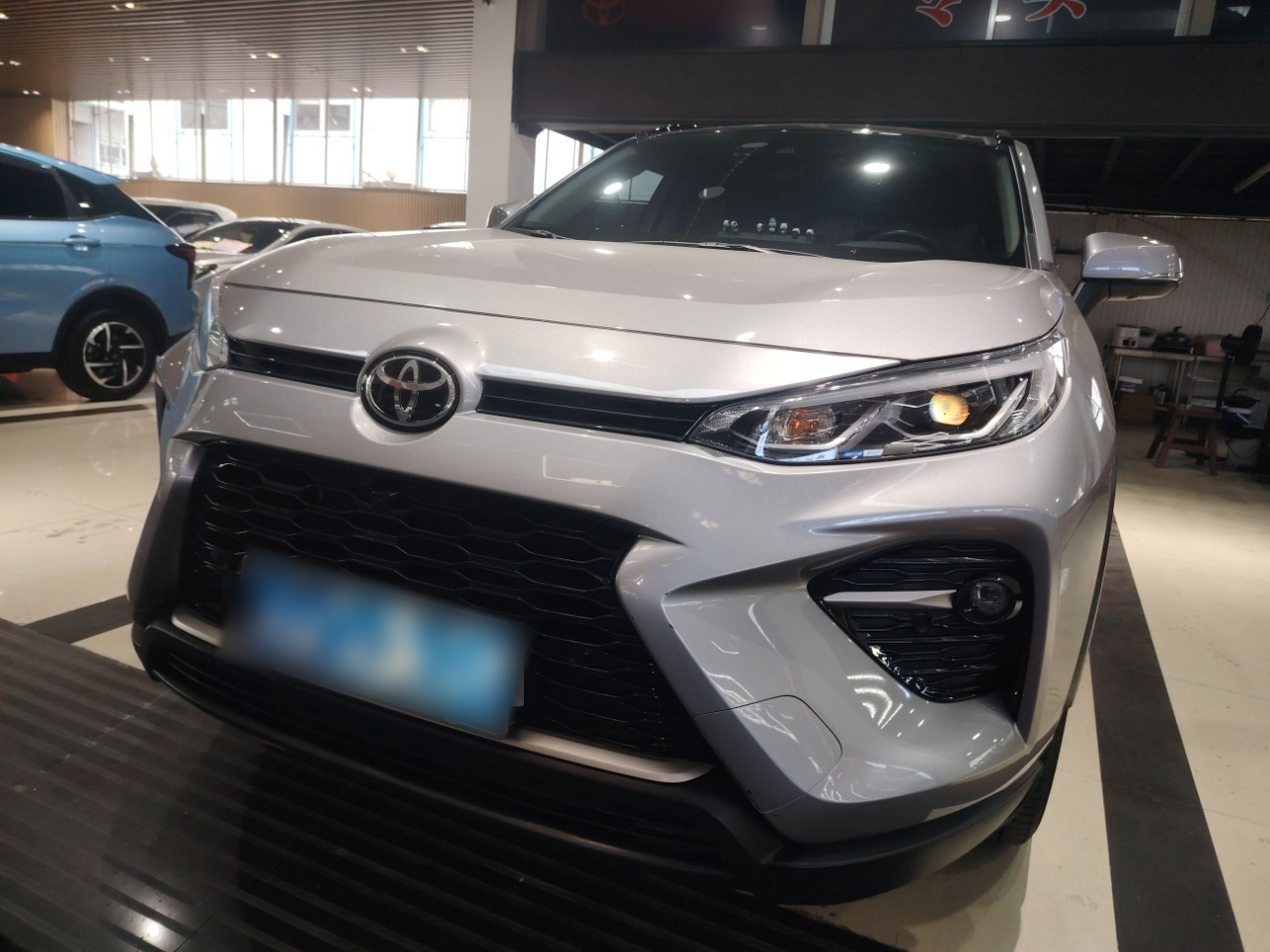 تحت مقدمة السيارة