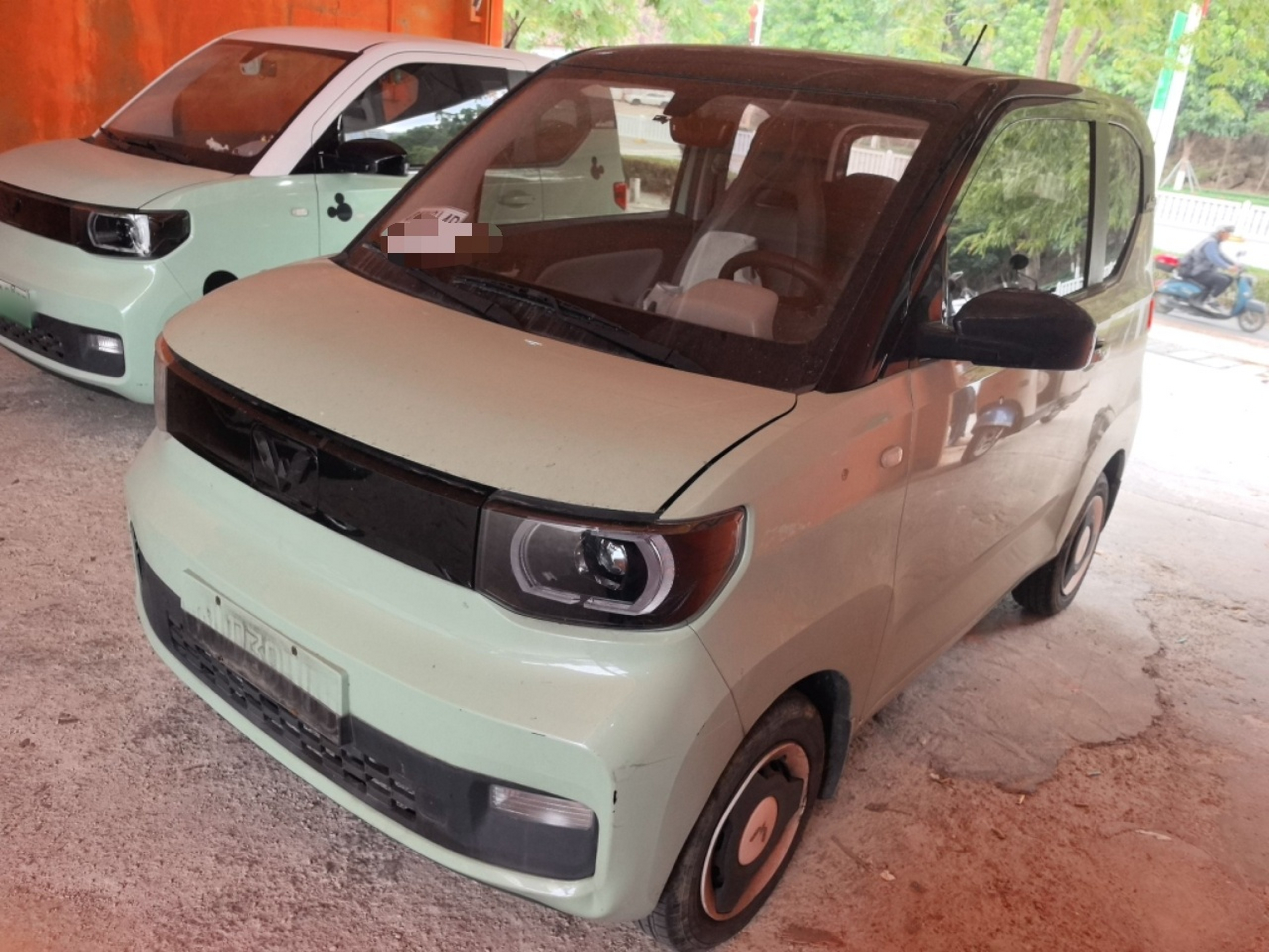 Под передней частью автомобиля