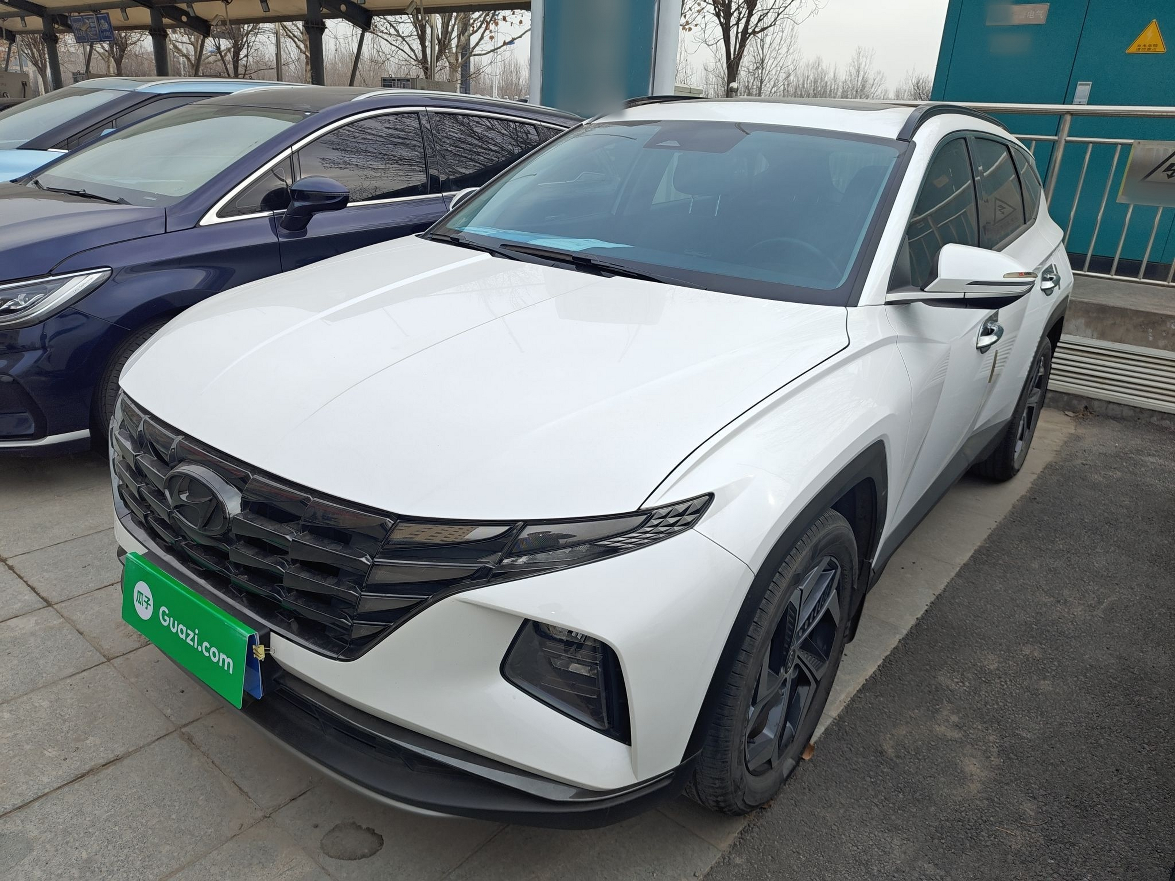 Под передней частью автомобиля