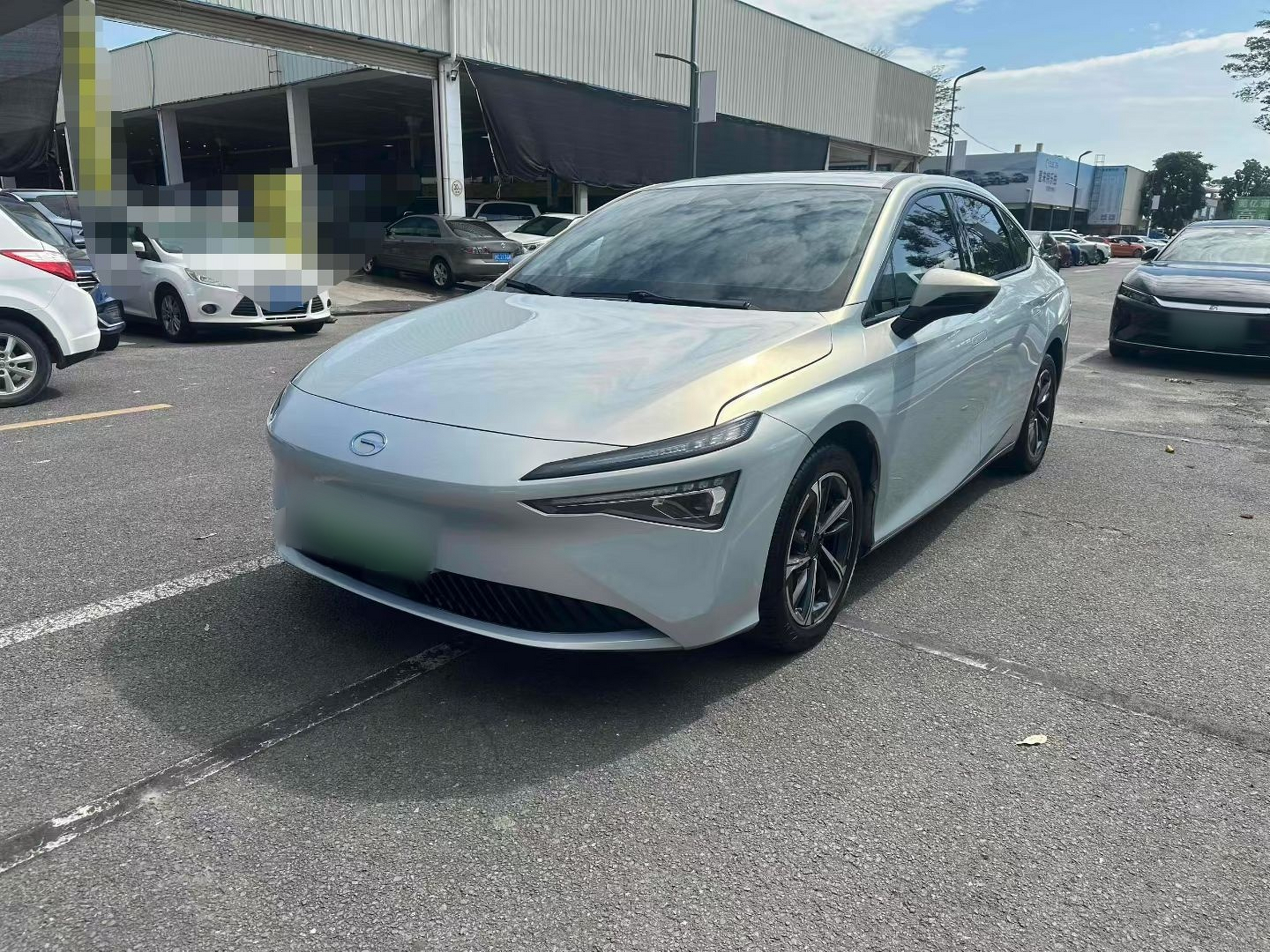 Под передней частью автомобиля