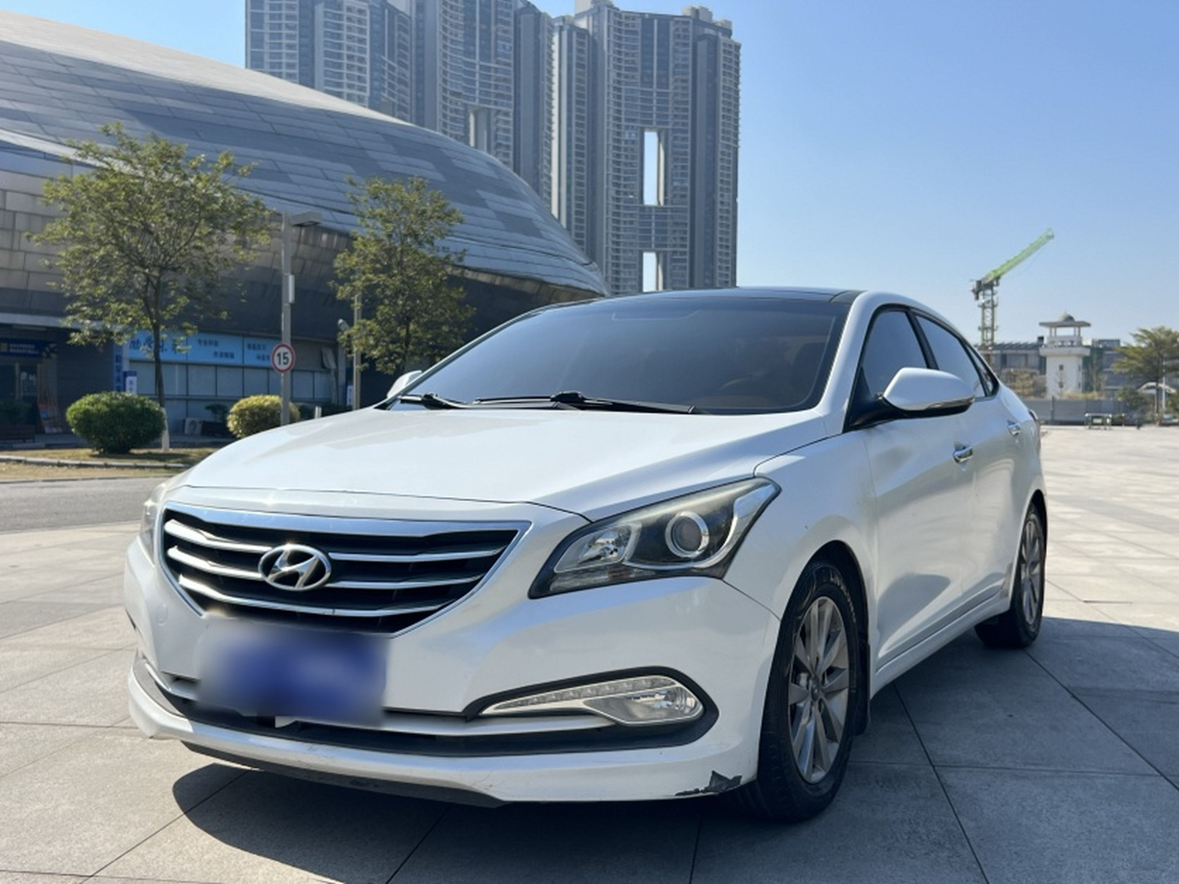 تحت مقدمة السيارة