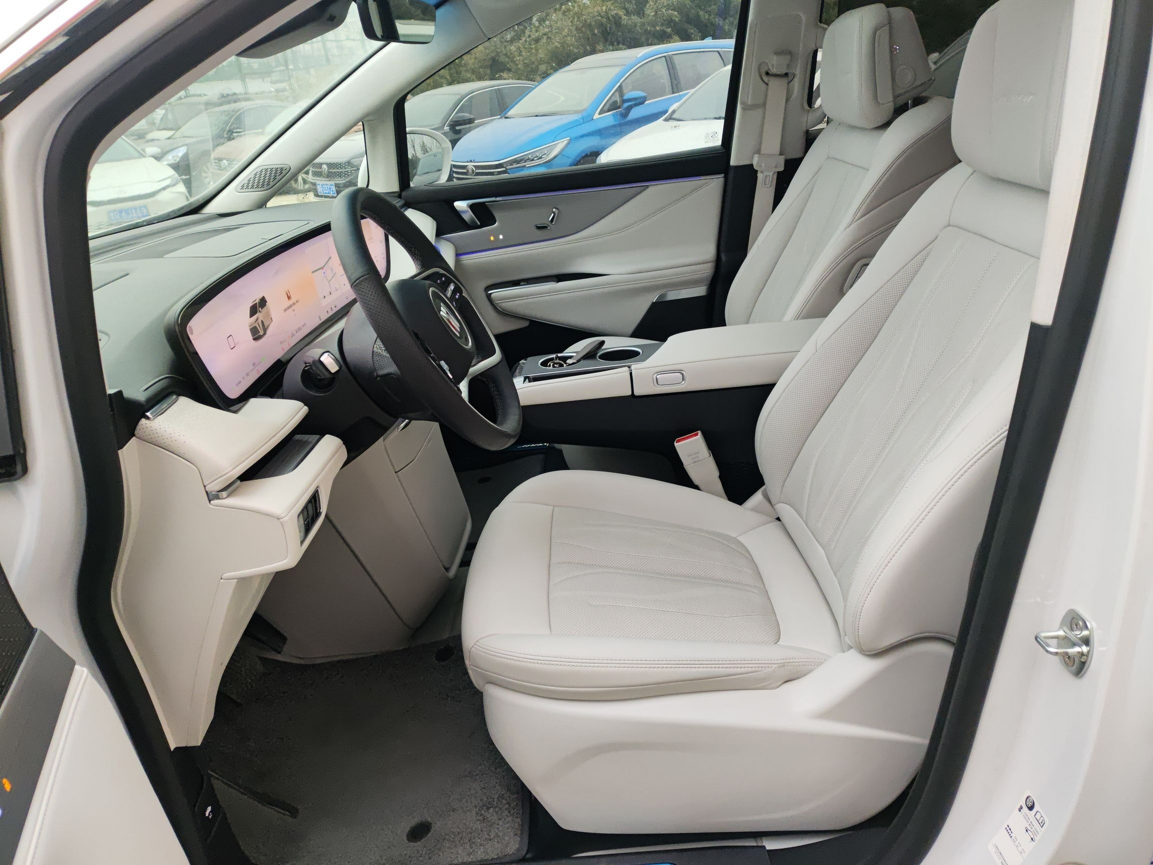 المقاعد الأمامية داخل السيارة