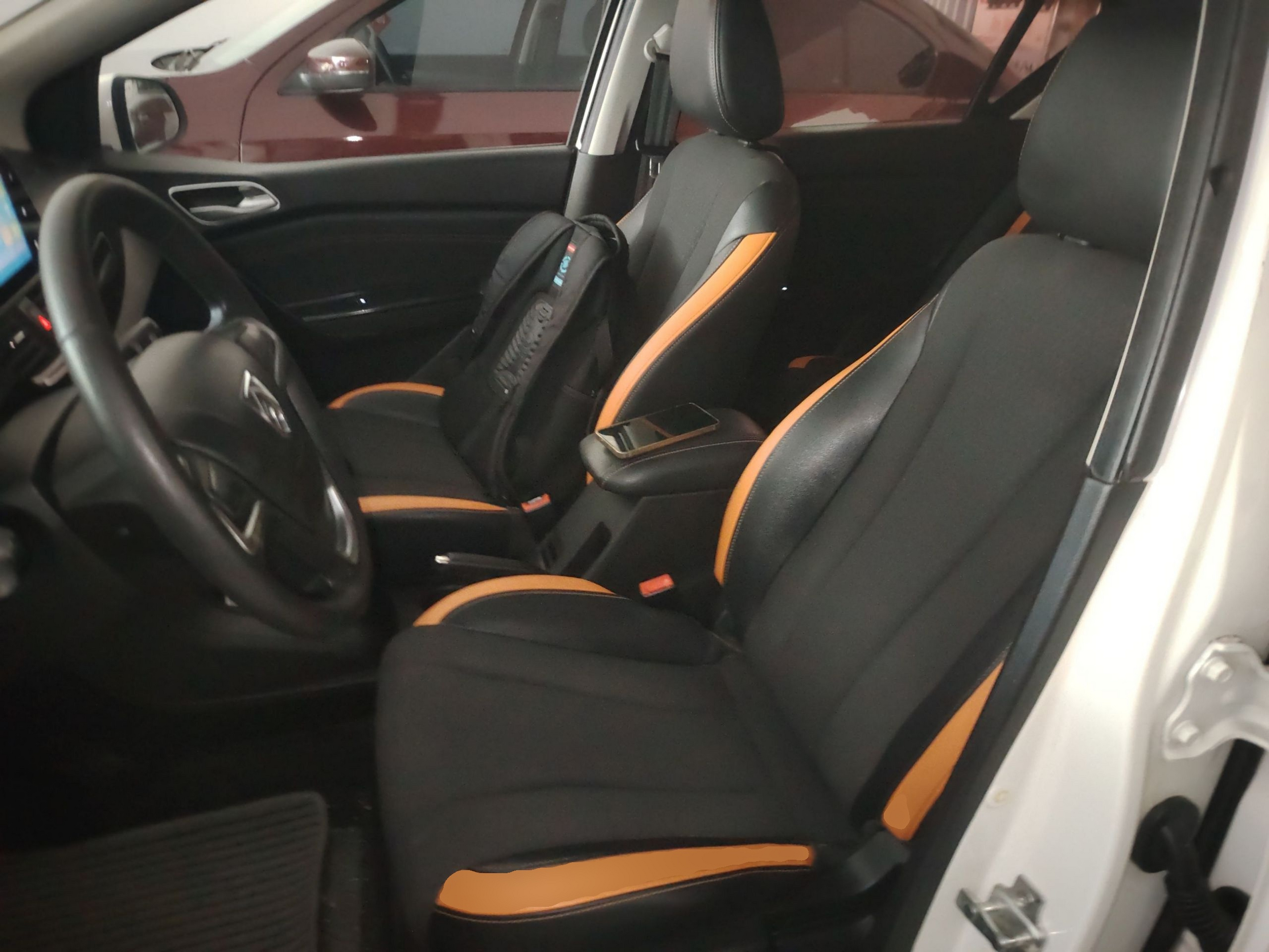 Переднее сиденье в автомобиле