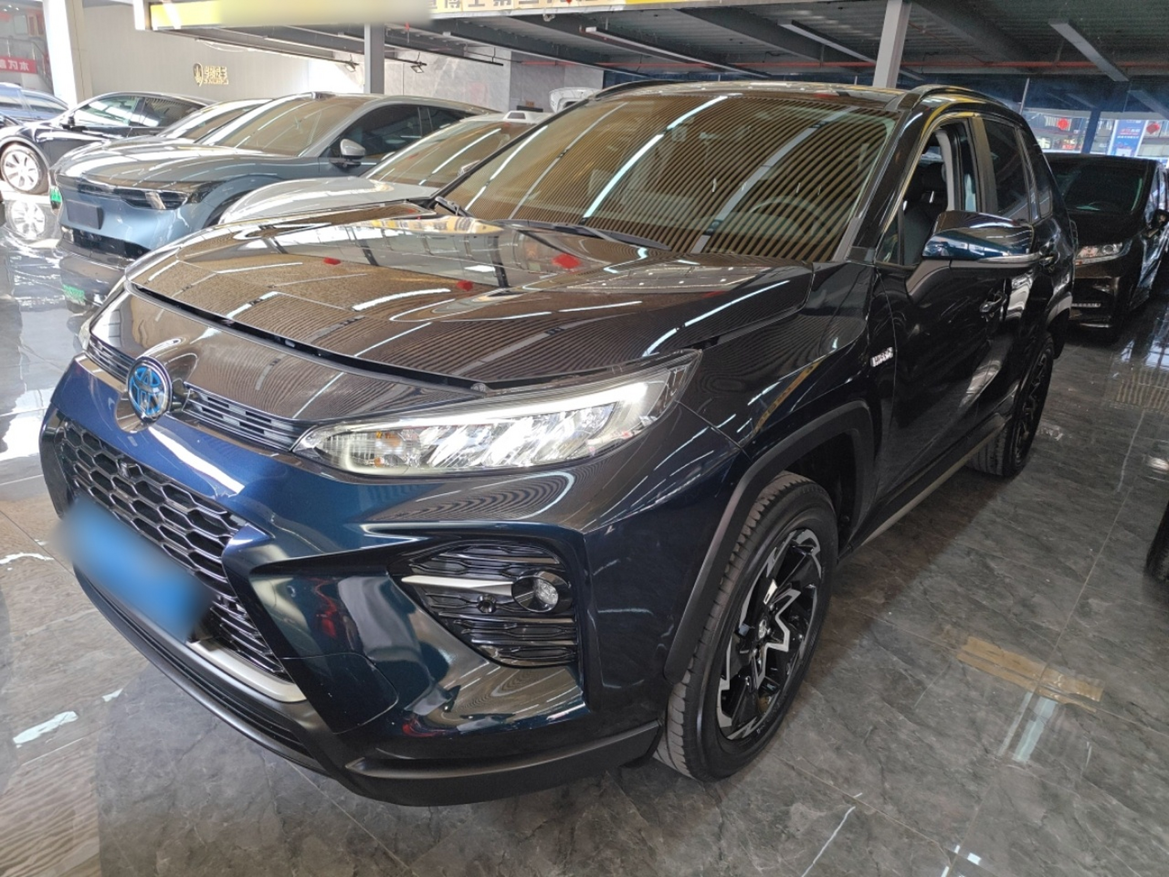 Под передней частью автомобиля