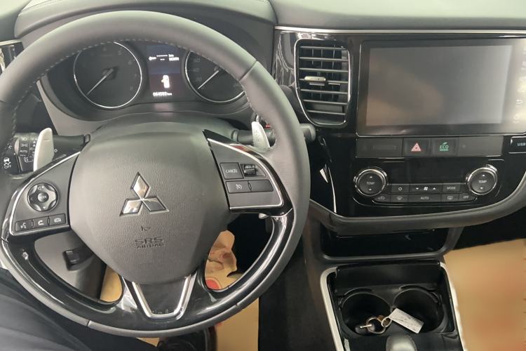 Used Mitsubishi Outlander 2019 2.4L 4x4 Zhi Xiang Edition 5 Seats China V Emission Standard
