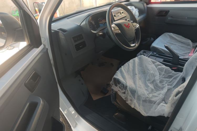 Used Wuling Yangguang 2024 300KM Comfort Version Passenger Van 75kW
